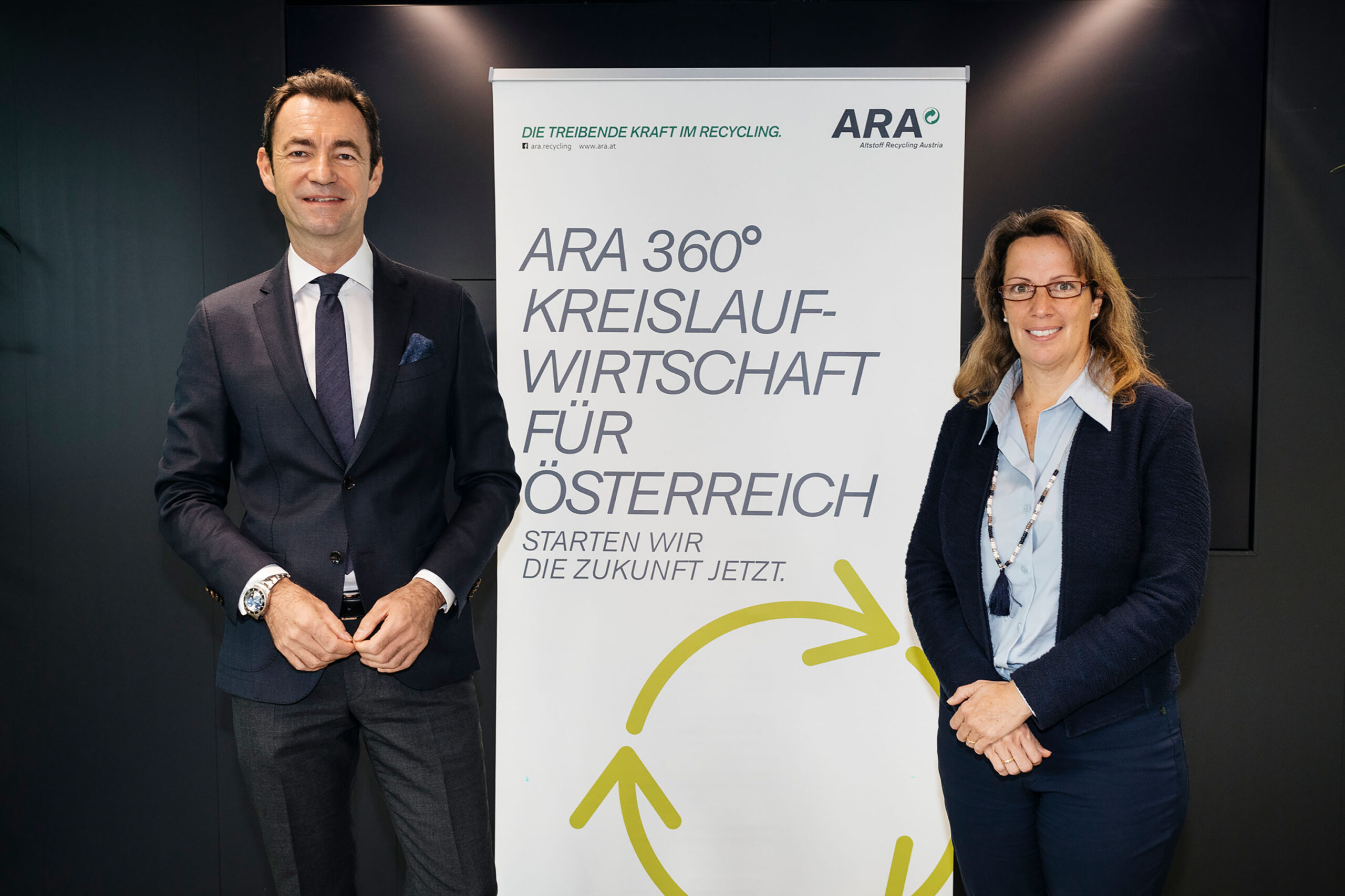 Im Bild v.l.n.r.: Dr. Harald Hauke, Geschäftsführer ARAplus und Vorstand der ARA AG, Mag. Ursula Swoboda, Commercial Director GfK Austria. ARA Vorstand Harald Hauke präsentiert gemeinsam mit Ursula Swoboda, Commercial Director GfK Austria, das „Circular Economy Barometer“ für Österreich. Bild: ARA/APA Fotoservice Tesarek