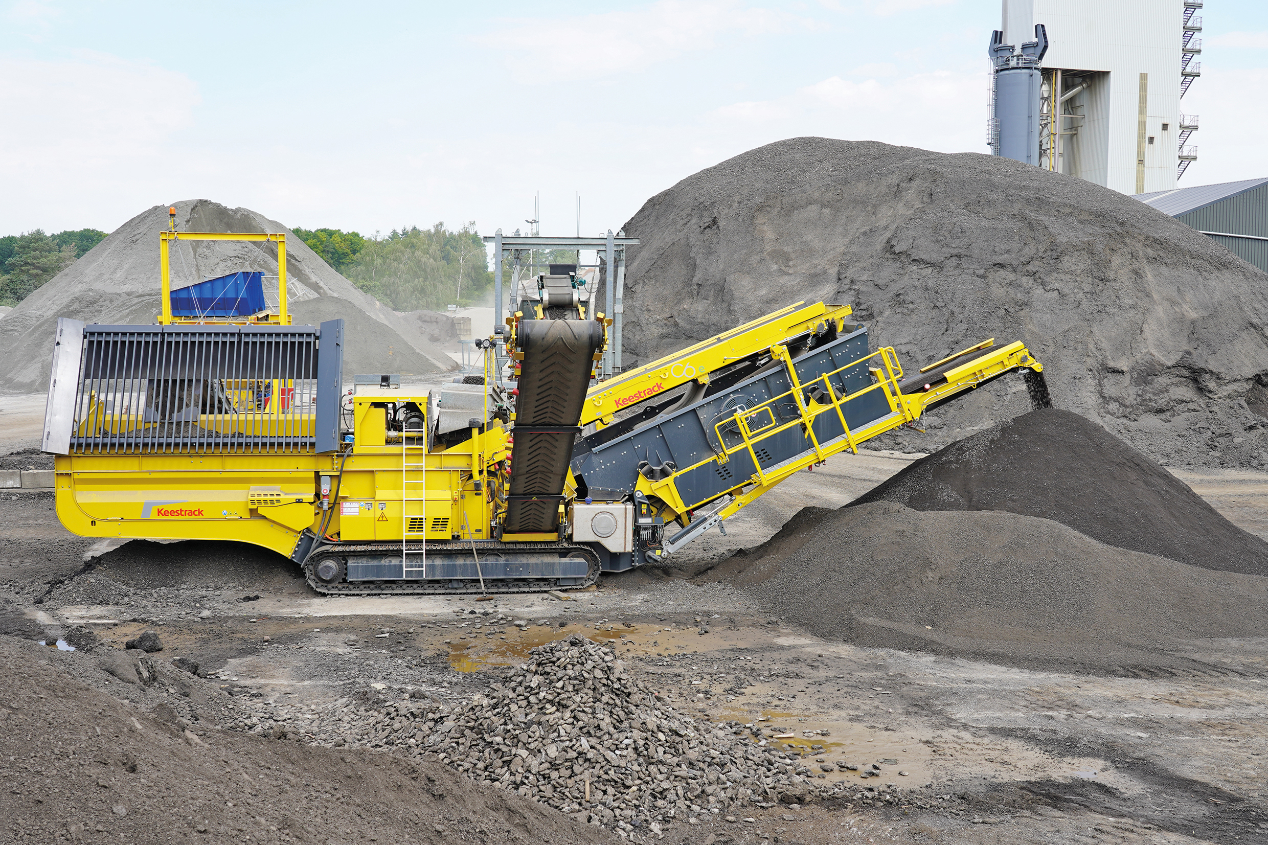 Das Produktionssieb Keestrack C6e im Asphaltrecycling. Bild: Keestrack