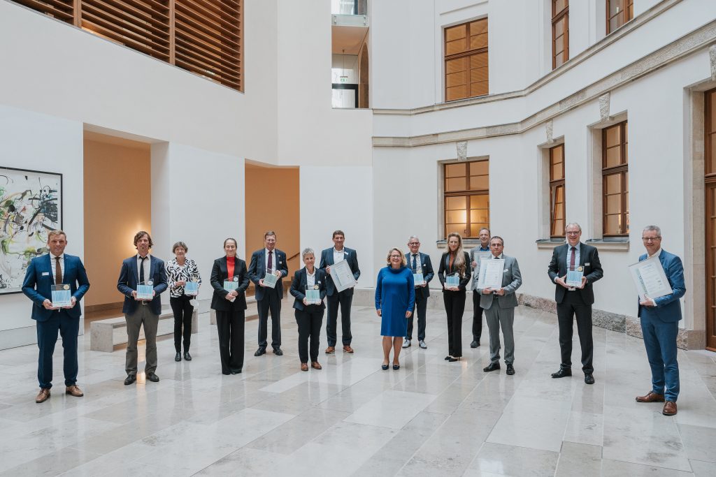 Bundesumweltministerin Svenja Schulze mit den Gewinnern des Papieratlas 2020, Bild: BMU/Sascha Hilgers