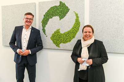 Ursula Heinen-Esser, Ministerin für Umwelt, Landwirtschaft, Natur- und Verbraucherschutz des Landes Nordrhein-Westfalen, und Michael Wiener, CEO Der Grüne Punkt. Die Unternehmensgruppe stellt unter anderem Rezyklate aus Kunststoffabfällen her, aus denen neue Produkte entstehen, zum Beispiel Stühle. Bild: Jan Knoff/Der Grüne Punkt