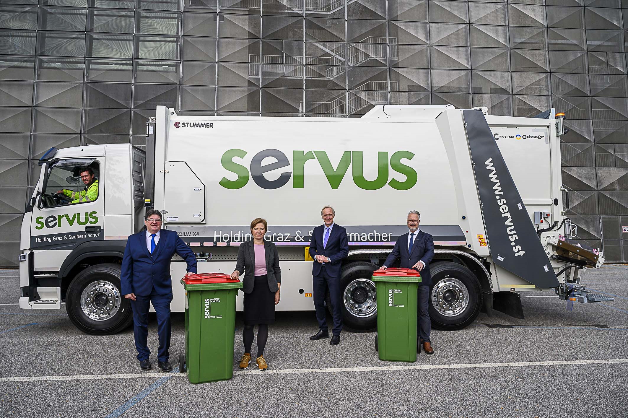 Der vollelektrische Müllpresswagen im Testbetrieb bei SERVUS wird von Frank Dicker/SERVUS, Ju- dith Schwentner/Stadträtin Graz, Günter Riegler/Stadtrat Graz und Harald Posch/SERVUS genau un- ter die Lupe genommen, (v.l.n.r.), Bild: Saubermacher/Pixelmaker