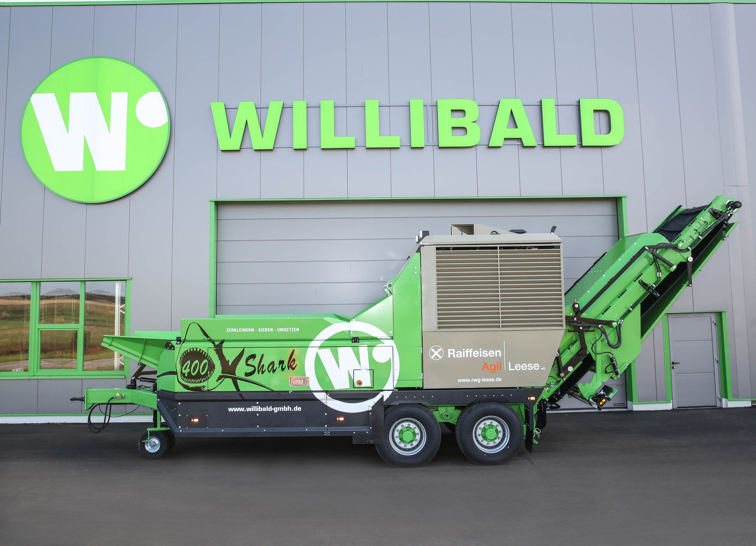 Der 400. mobile Willibald Zerkleinerungs-Schredder „EP 5500 Shark“ nach der Fertigstellung mit Jubiläums-Sonderbeklebung für den Kunden Raiffeisen Agil Leese eG. Bild: J. Willibald GmbH