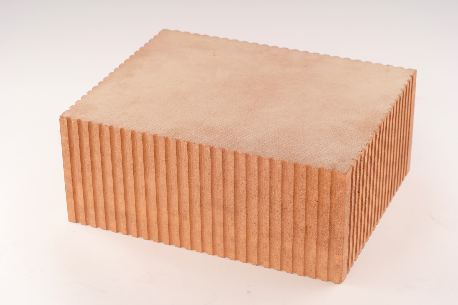 Der neue „Innenwand-Vollziegel“ ist das Ergebnis eines langjährigen Forschungsprojektes der Ziegelwerke Leipfinger-Bader: Er besteht aus recyceltem „Ziegelsand“ und trocknet an der Luft, um seine finale Druckfestigkeit sowie Rohdichte zu erlangen. Bild: Leipfinger-Bader