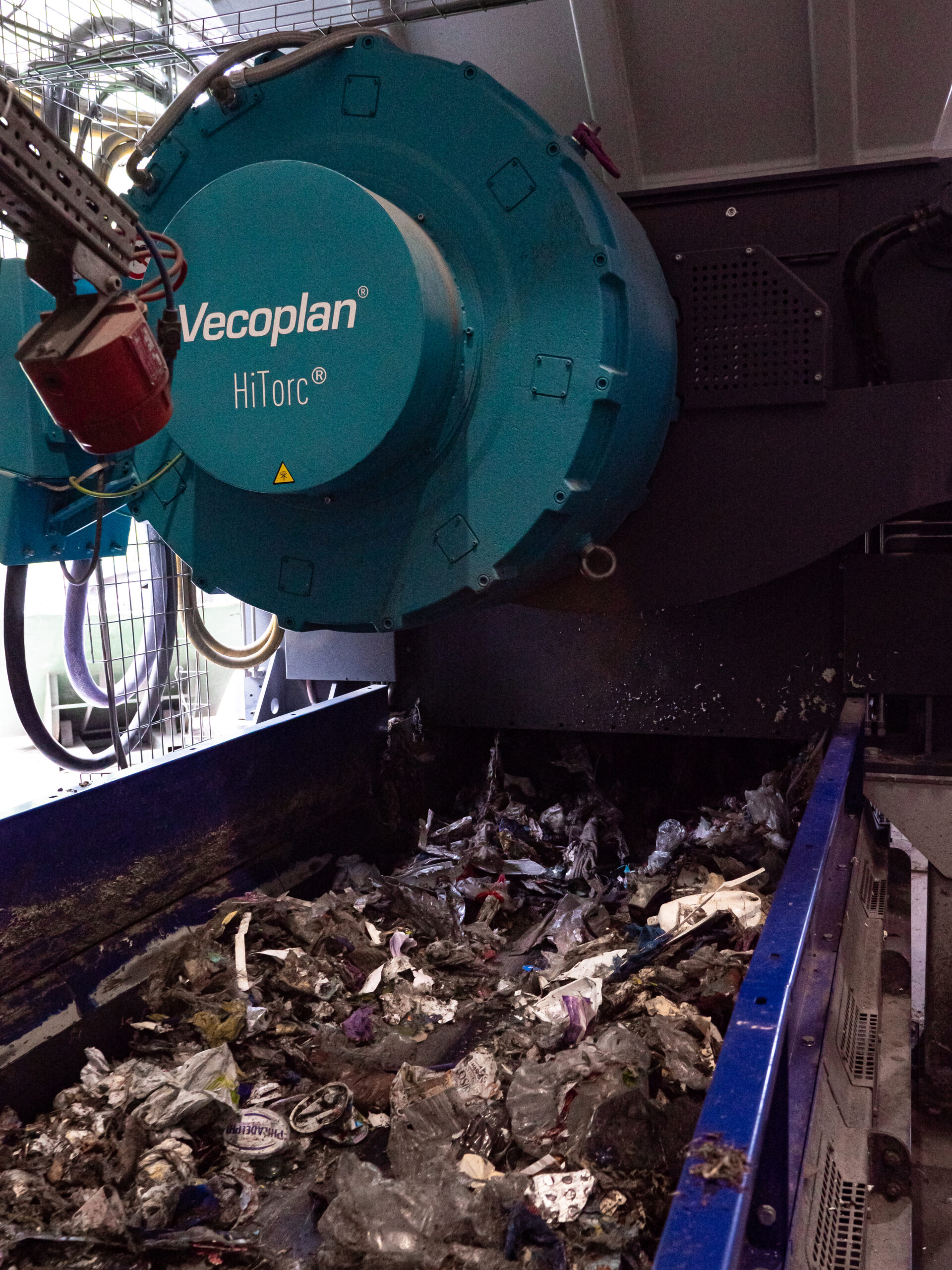 Zerkleiner bereiten gesammelte Verpackungen aus Kunststoff, Metall und Verbundmaterialien oder auch Hausmüll effizient auf. Eine wichtige Stellschraube ist dabei der Antrieb für den Rotor. Bild: Vecoplan AG
