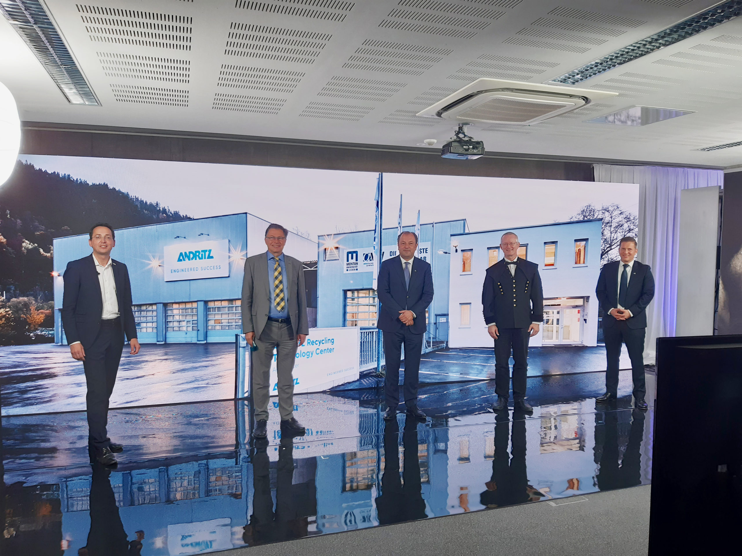 Andritz ART-Center-Eröffnung als virtuelles Live-Stream Event.
von links: Bernhard Puttinger (Green Tech Cluster), Wilfried Eichlseder (Montanuniversität Leoben), Wolfgang Lashofer (Andritz AG),
Roland Pomberger (Montanuniversität Leoben), Michael Waupotisch (Andritz AG). Bild: Green Tech Cluster