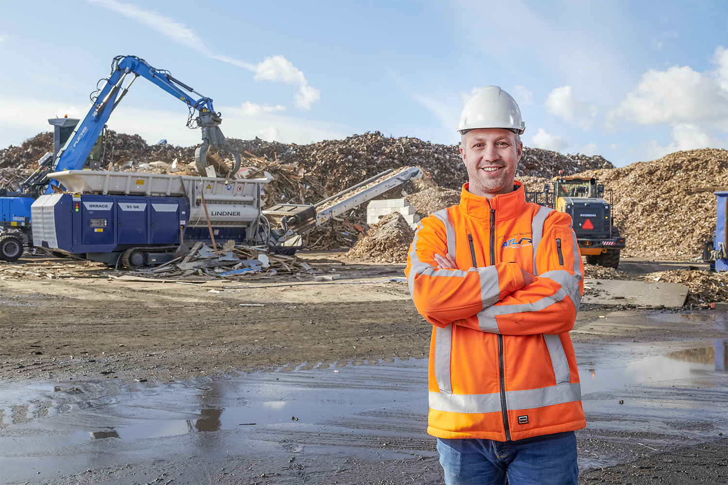 Jan Arie van der Meijden, Verantwortlicher für den Bereich Recycling bei der Tuytel Group, hat sich auf Grund der Robustheit des geschweißten Schnittsystems und des idealen Outputs für den Lindner Zerkleinerer Urraco 95DK entschieden. Bild: Lindner Recyclingtech