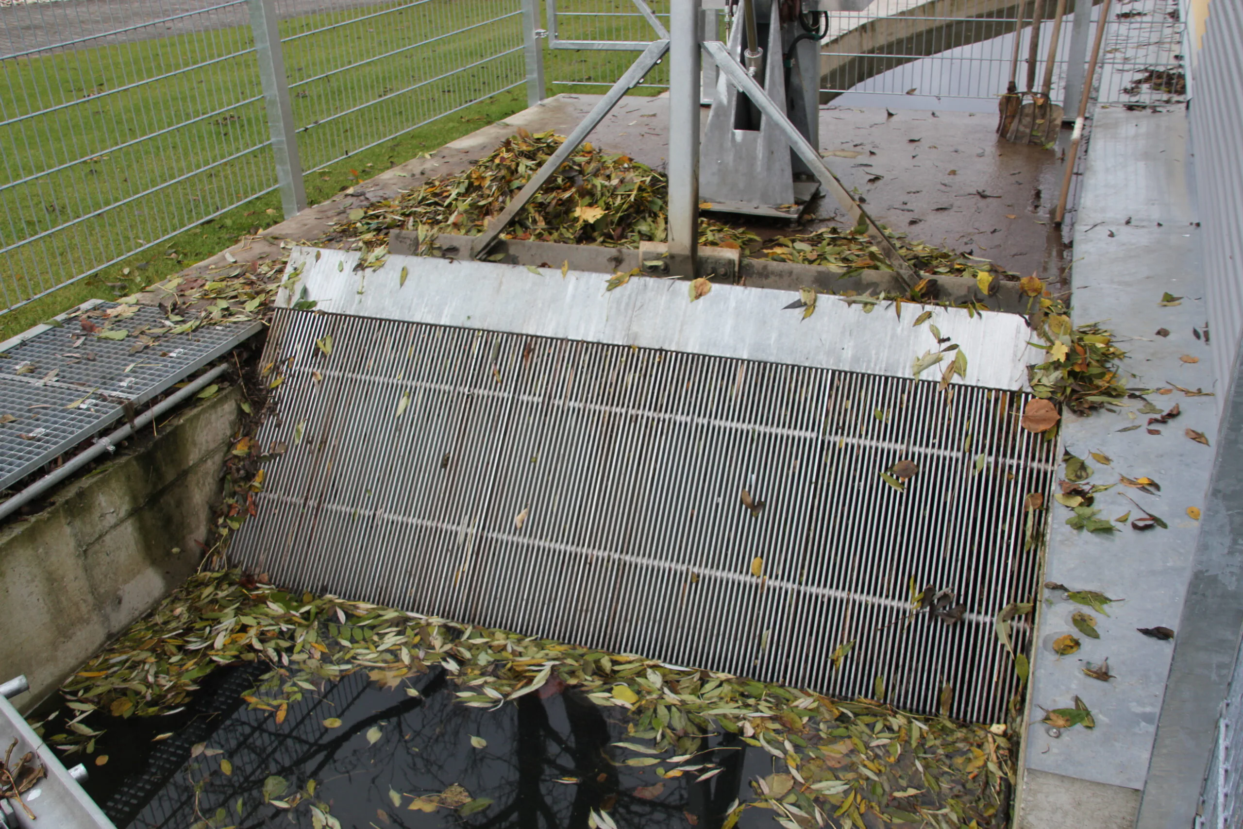 Die Rechen schützen die Turbine und fangen Plastikmüll ab. Bild: LVBW / Otto Mitterfelner