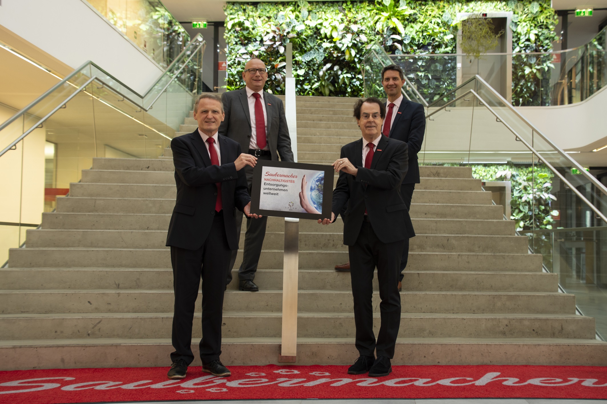 Saubermacher Nachhaltigkeitsteam: Robert Maierhofer, Gerhard Ziehenberger, Hans Roth, Ralf Mit- termayr (v.l.n.r.): Bild: Saubermacher