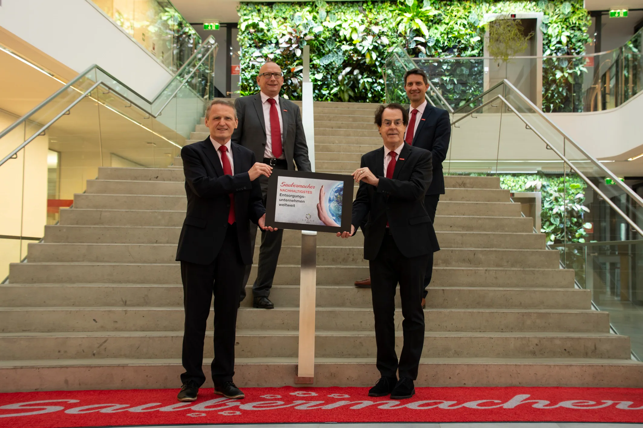 Saubermacher Nachhaltigkeitsteam: Robert Maierhofer, Gerhard Ziehenberger, Hans Roth, Ralf Mit- termayr (v.l.n.r.): Bild: Saubermacher