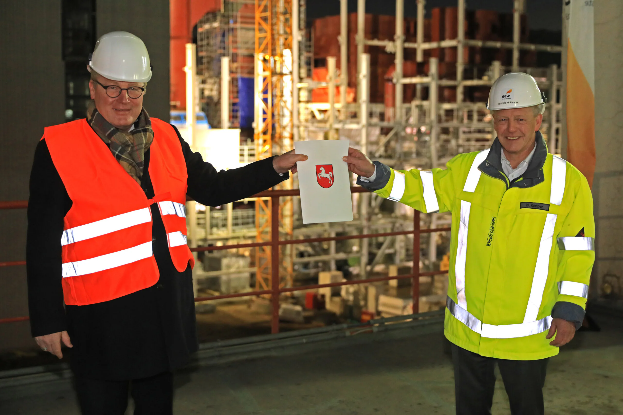Bernd Althusmann, Niedersachsens Minister für Wirtschaft, Arbeit, Verkehr und Digitalisierung (li.), übergibt den Förderbescheid an den Vorsitzenden der Geschäftsführung von EEW Energy from Waste, Bernard M. Kemper. Bild: EEW Energy from Waste