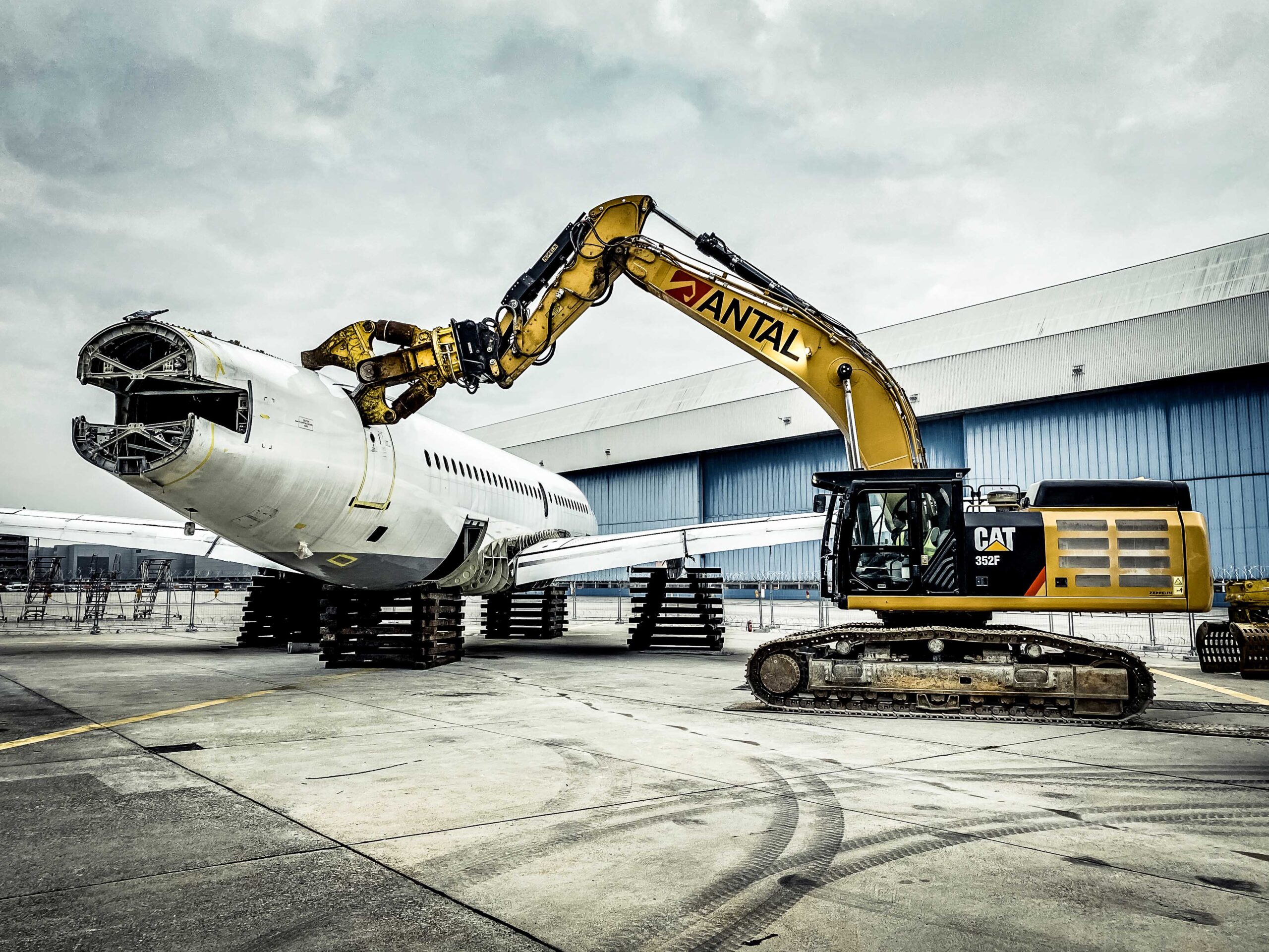 Ein Cat Kettenbagger 352F zerlegt den Airbus in knapp einem Tag.  Bild: Antal