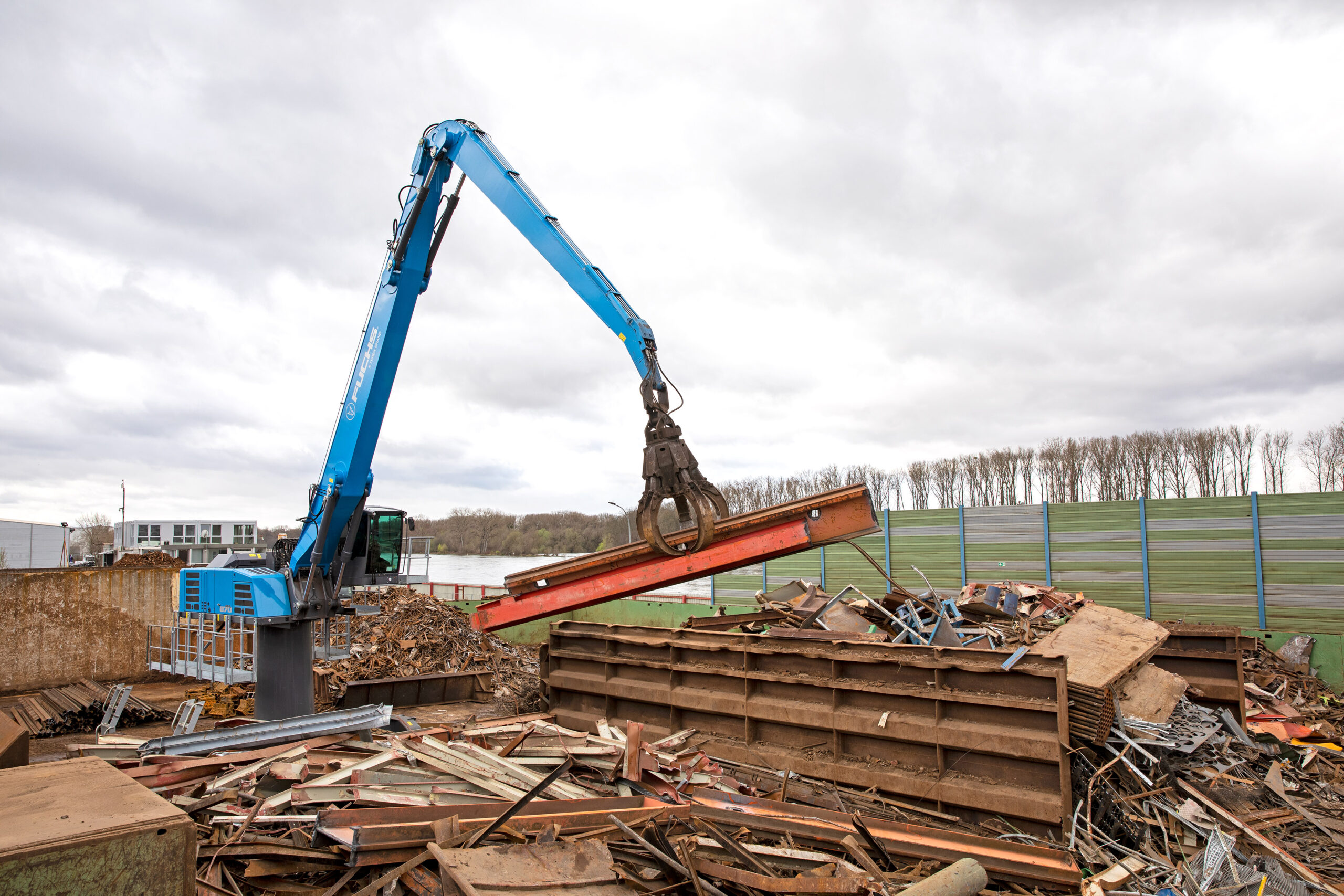 Der neue MHL870F Umschlagbagger leistet mit Elektroantrieb und 21 m Ausladung ganze Arbeit. Bild: Kiesel