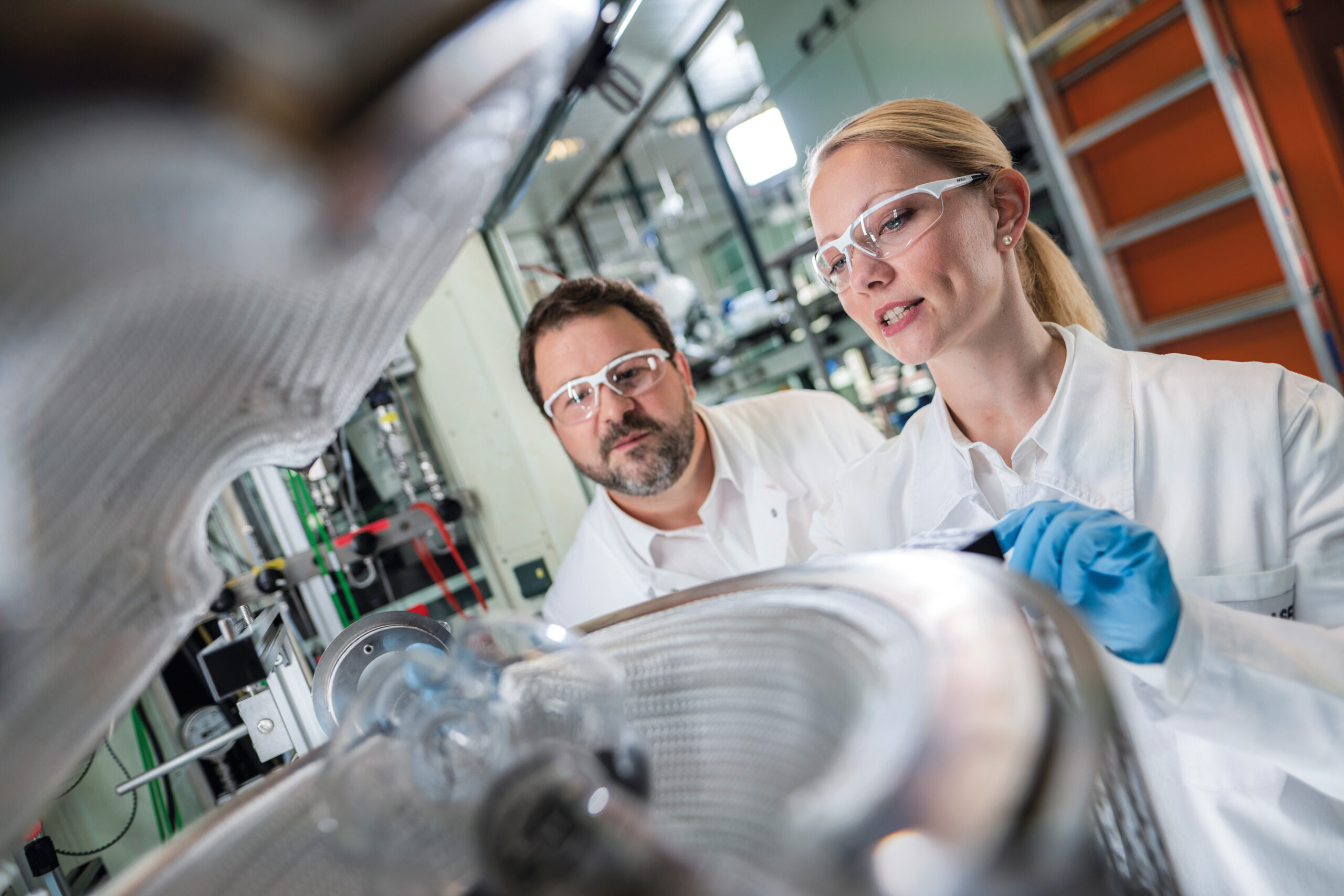 Immer mehr Elektroautos werden jedes Jahr weltweit zugelassen. Gleichzeitig sind die Rohstoffe für ihre Batterien begrenzt und deren Gewinnung ist mit negativen Umweltauswirkungen verbunden. BASF-Forscher am Standort Ludwigshafen arbeiten daher an einem neuen chemischen Verfahren, damit das in der Batterie enthaltene Lithium in hochreiner Form zurückgewonnen werden kann. Dabei werden zudem Abfälle vermieden und der CO2-Fußabdruck gegenüber bisherigen Recyclingverfahren gesenkt. Im Recyclingprozess entsteht die sogenannte „Schwarze Masse“, die von Laborant Stefan Schleicher (links) und Chemikerin Dr. Birgit Gerke (rechts) aufgearbeitet wird. Bild: BASF
