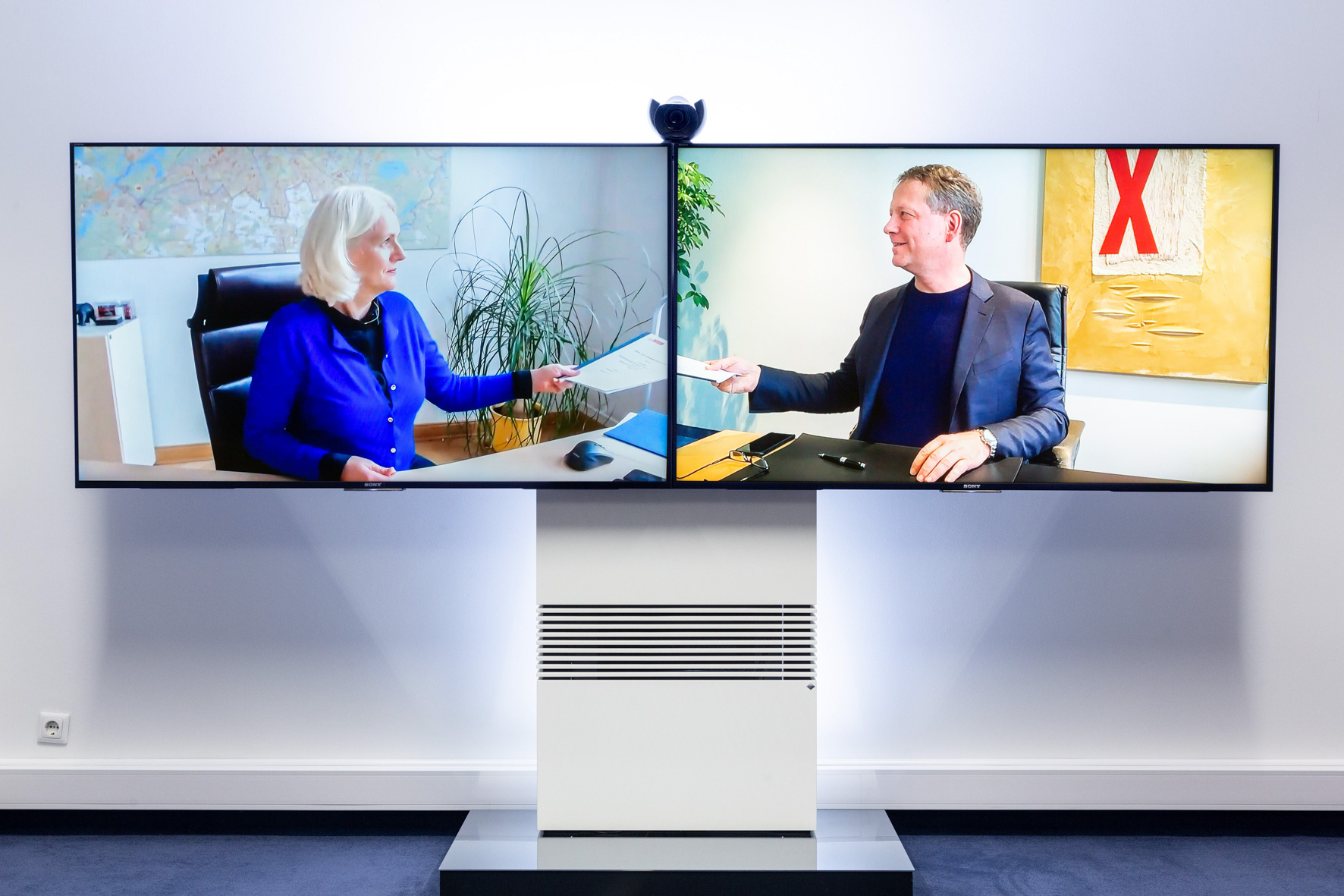 Vertragsunterzeichnung und symbolische Übergabe der Klima- und Umweltschutzvereinbarung durch Senatorin Regine Günther und den Vorstandsvorsitzenden der Alba Group, Dr. Eric Schweitzer Bild: Alba Group