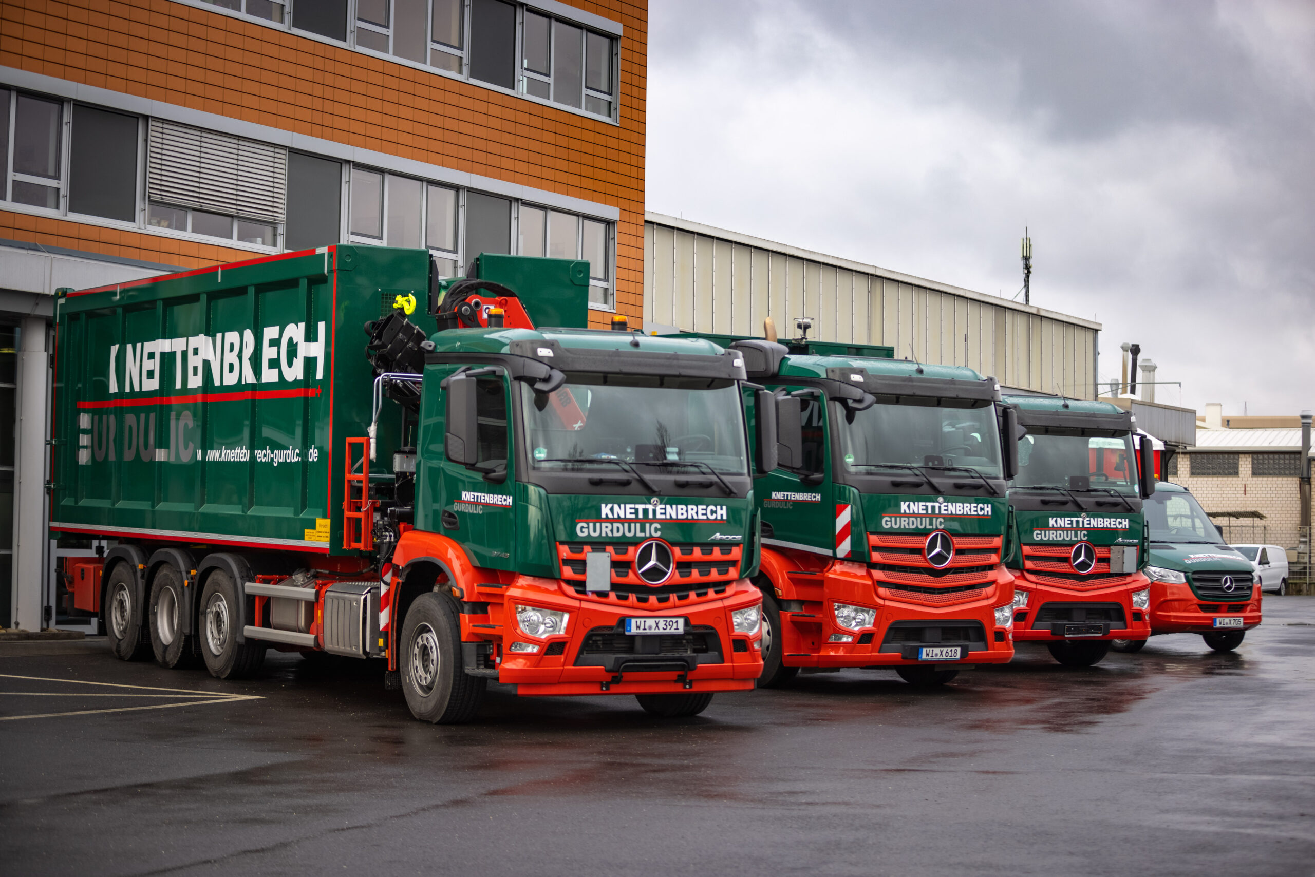Großauftrag: Knettenbrech + Gurdulic übernimmt die ersten von mehr als 100 Fahrzeugen, die ersten Actros und Arocs wurden Mitte Januar 2021 bei Taunus-Auto in Wiesbaden übergeben. Bild: Mercedes-Benz Trucks
Major Order Actros &amp; Arocs