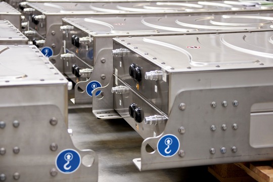 Nachhaltig über alle Produktionsschritte hinweg: Bei dem gemeinsamen Forschungsprojekt «Bætter Recycle» von AKASOL und Fraunhofer IWKS werden Lösungen für automatisierte Recycling-Verfahren von Batteriesystemen entwickelt. Bild: Akasol AG