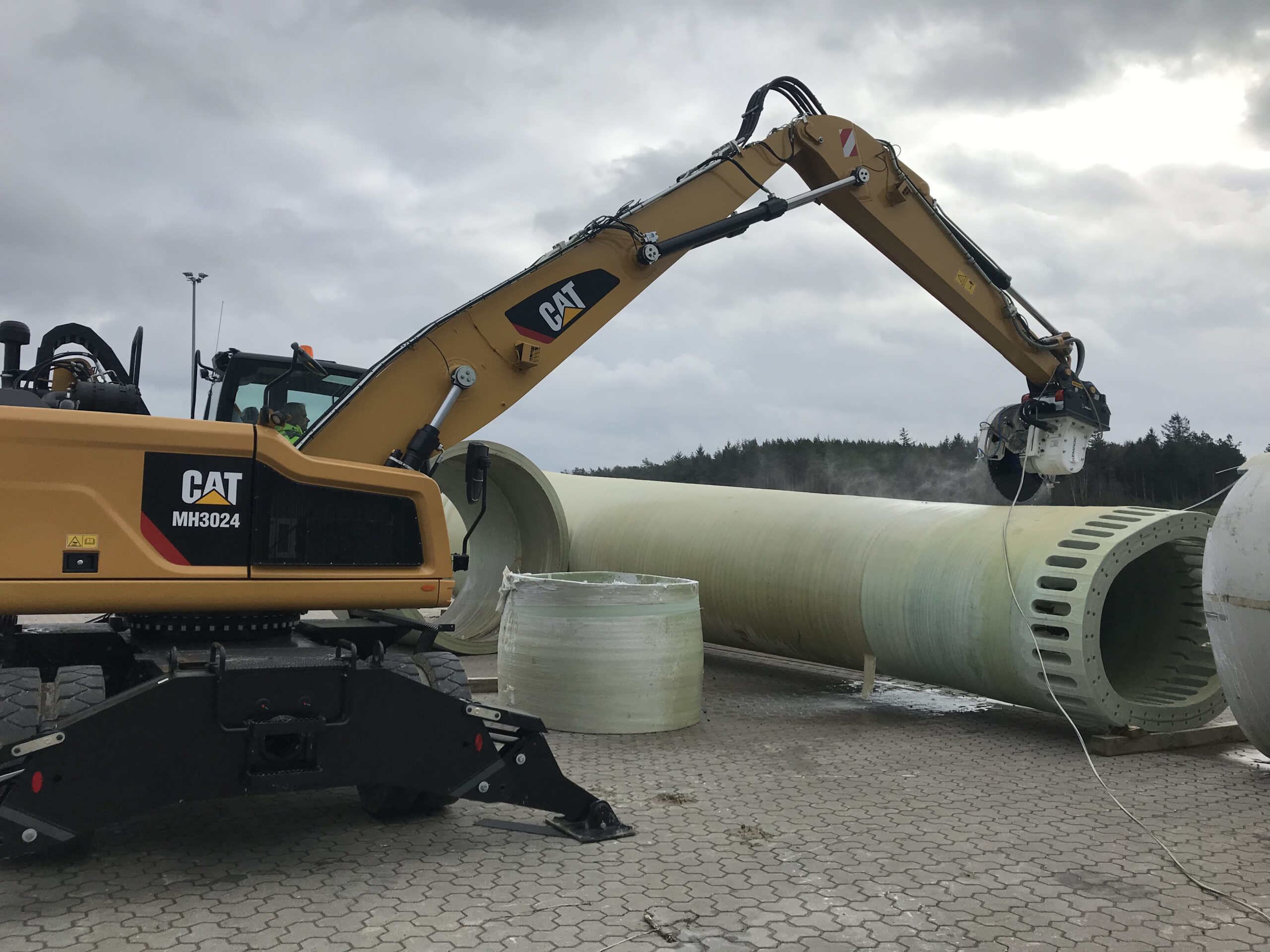 Einen Umschlagbagger Cat MH3024 mit einer Diamantsäge des Typs Kemroc KDS 50 verwendet EURECUM, um Windkraft-Rotorblätter zu zerkleinern. Bild: Kemroc