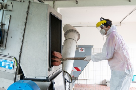 Probenahme am Rechengut des Klärwerks. Bild: FiW
