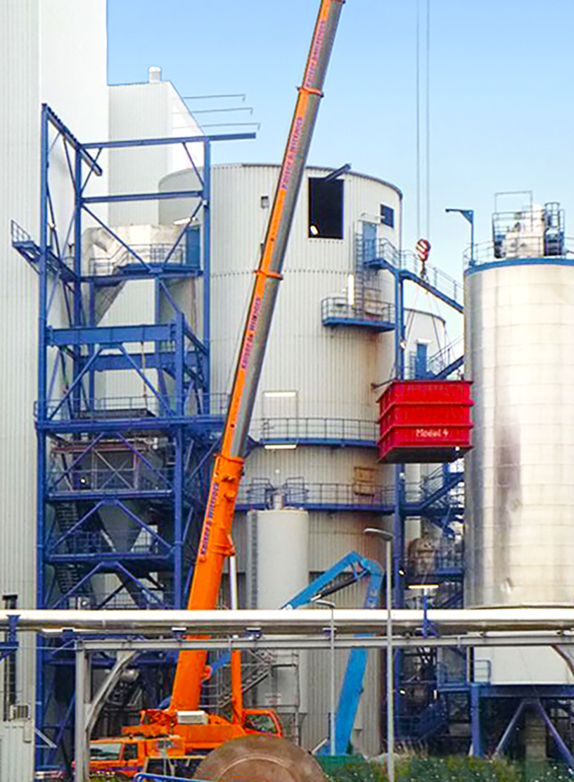 Einbringung der Wärmeübertragemodule für die Fernwärmeauskopplung der TREA Leuna in das ausserhalb der Anlage installierte Stahlgerüst. Das Projekt gilt als Beispiel einer echten Energiewende mit Berücksichtigung einer nachhaltigen Wärmeversorgung und spart jährlich bis zu 16.000 Tonnen CO2. Bild: Hitachi Zosen Inova Deutschland