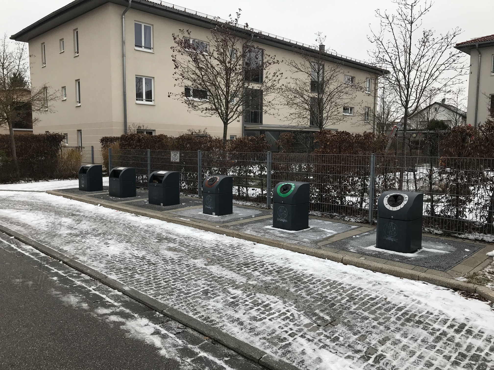 Abfall- und Wertstofferfassung im H&G Unterflursystem, harmonisch an der Zuwegung Bodmerstraße in Feldkirchen platziert. Bild: H&G