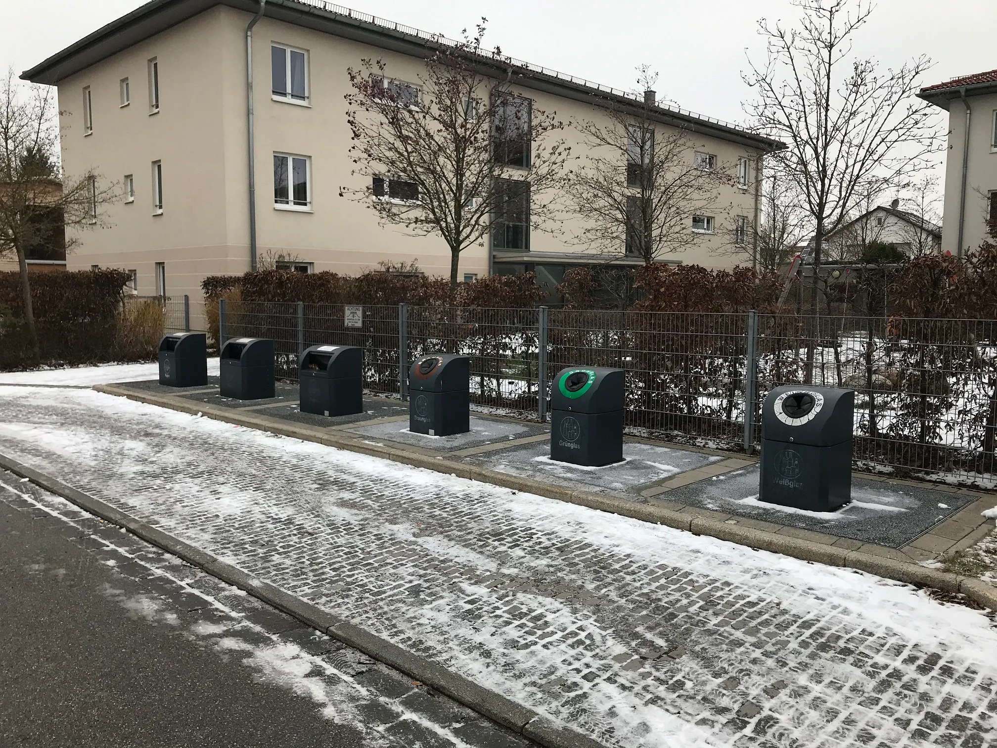 Abfall- und Wertstofferfassung im H&G Unterflursystem, harmonisch an der Zuwegung Bodmerstraße in Feldkirchen platziert. Bild: H&G