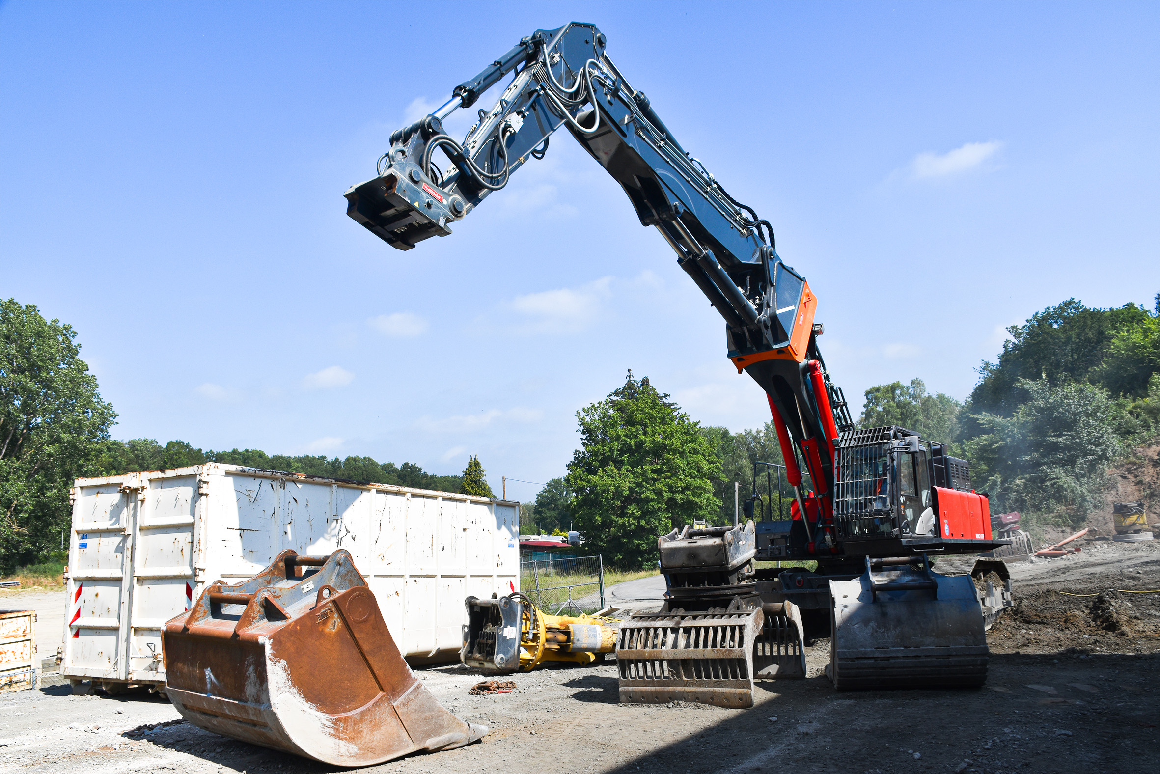 Mit einer umfangreichen Palette an Anbaugeräten beweist sich der KMC 600 an der Dütebrücke. Bild: Kiesel GmbH