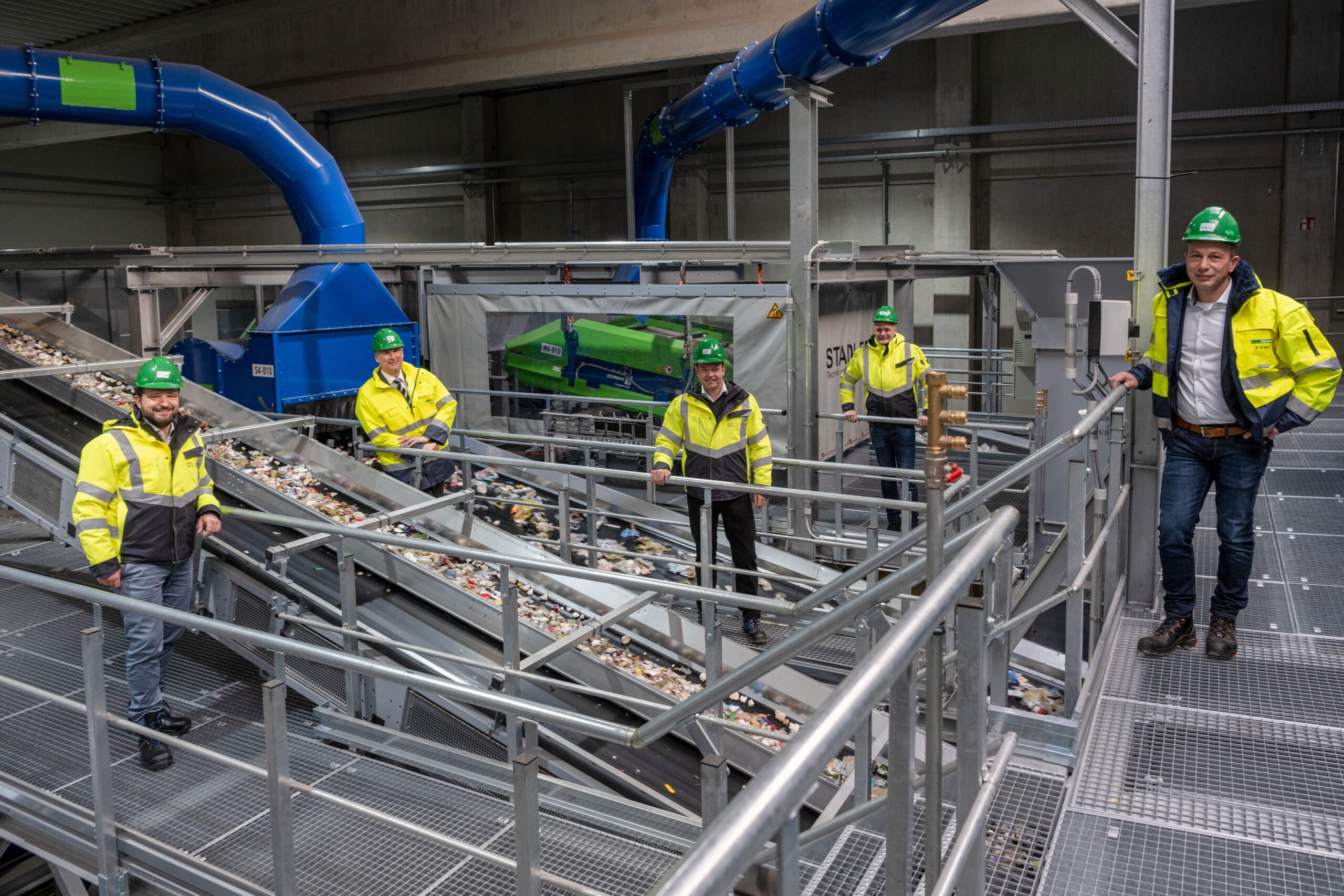 nbetriebnahme der neuen Sortieranlage für Leichtverpackungsabfälle in Bremen. v.l.n.r.: Christian Kampmann (Leiter PreZero Recycling Deutschland), Oliver Groß (Vorstandsvorsitzender der Nehlsen AG), Stephan Garvs (Sprecher der Geschäftsführung PreZero Deutschland) und die Geschäftsführer der Sortierkontor Nord GmbH & Co. KG Stefan Kaiser und Benjamin Kreie Bild: Nehlsen AG