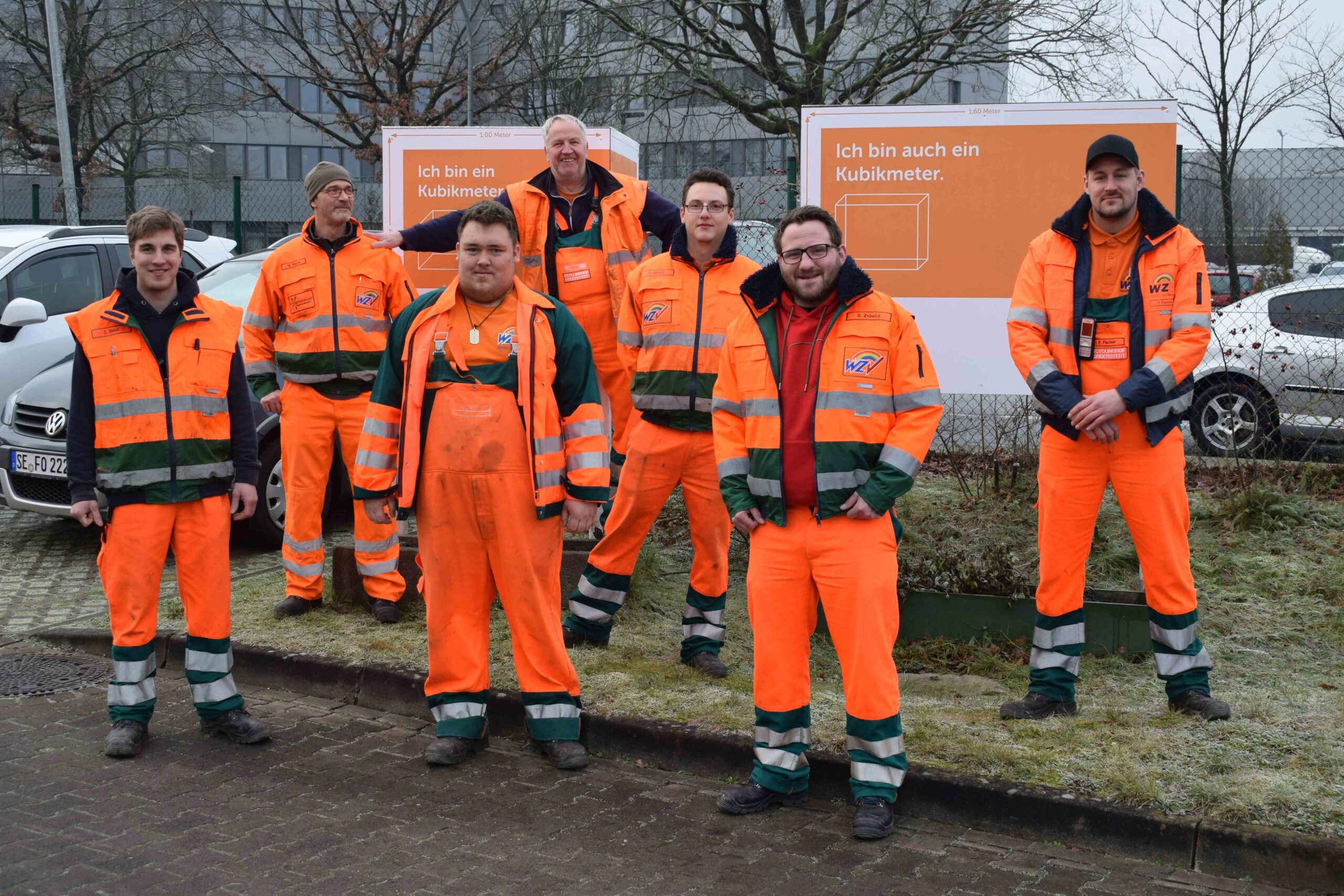 Das Team vom Recyclinghof Norderstedt rund um Anlagenleiter Oliver Zebold (2.v.r.) freut sich auf alte und neue Kunden an der Oststraße. Bild: WZV
