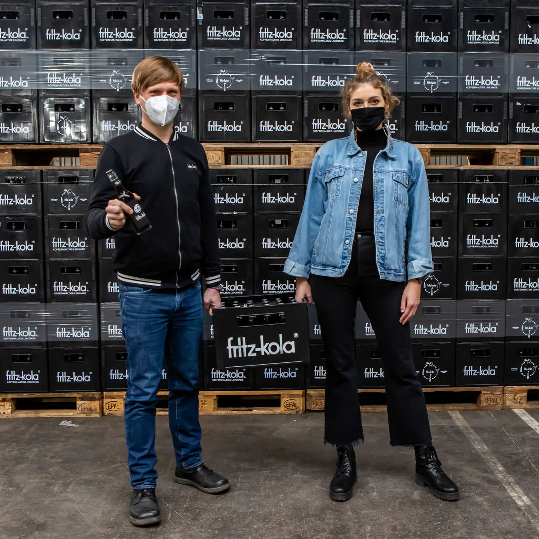 Mirco Wolf Wiegert (Gründer und Unternehmer
Fritz-Kola) mit Denise Kaufmann (Geschäftsführerin Marketing & Vertrieb Winkels-Gruppe).
(Quelle: Fritz-Kulturgüter)