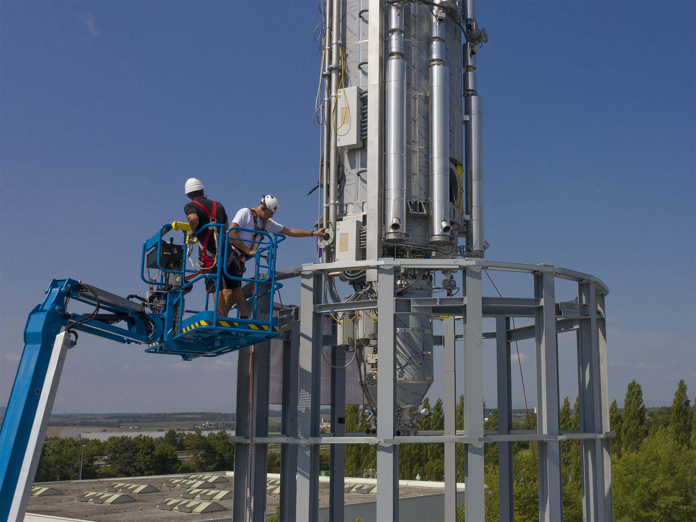 Installation des 14 m hohen viscoSTAR SSP-Reaktors. Bild: Starlinger