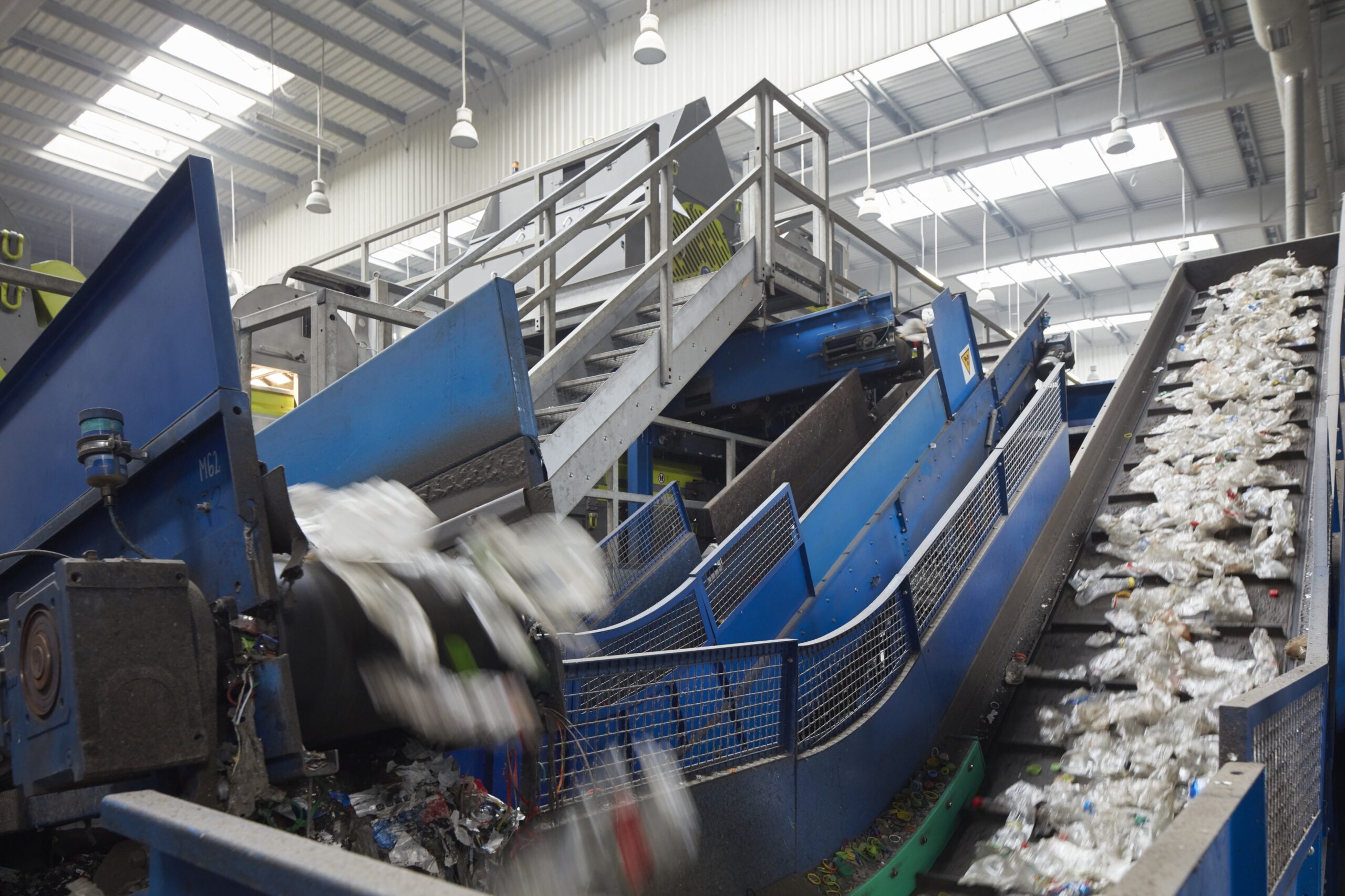 Bis 2025 will die Alpla Group jedes Jahr durchschnittlich 50 Millionen Euro in den Ausbau und die Internationalisierung der Recyclingaktivitäten investieren. Bild: Alpla Group