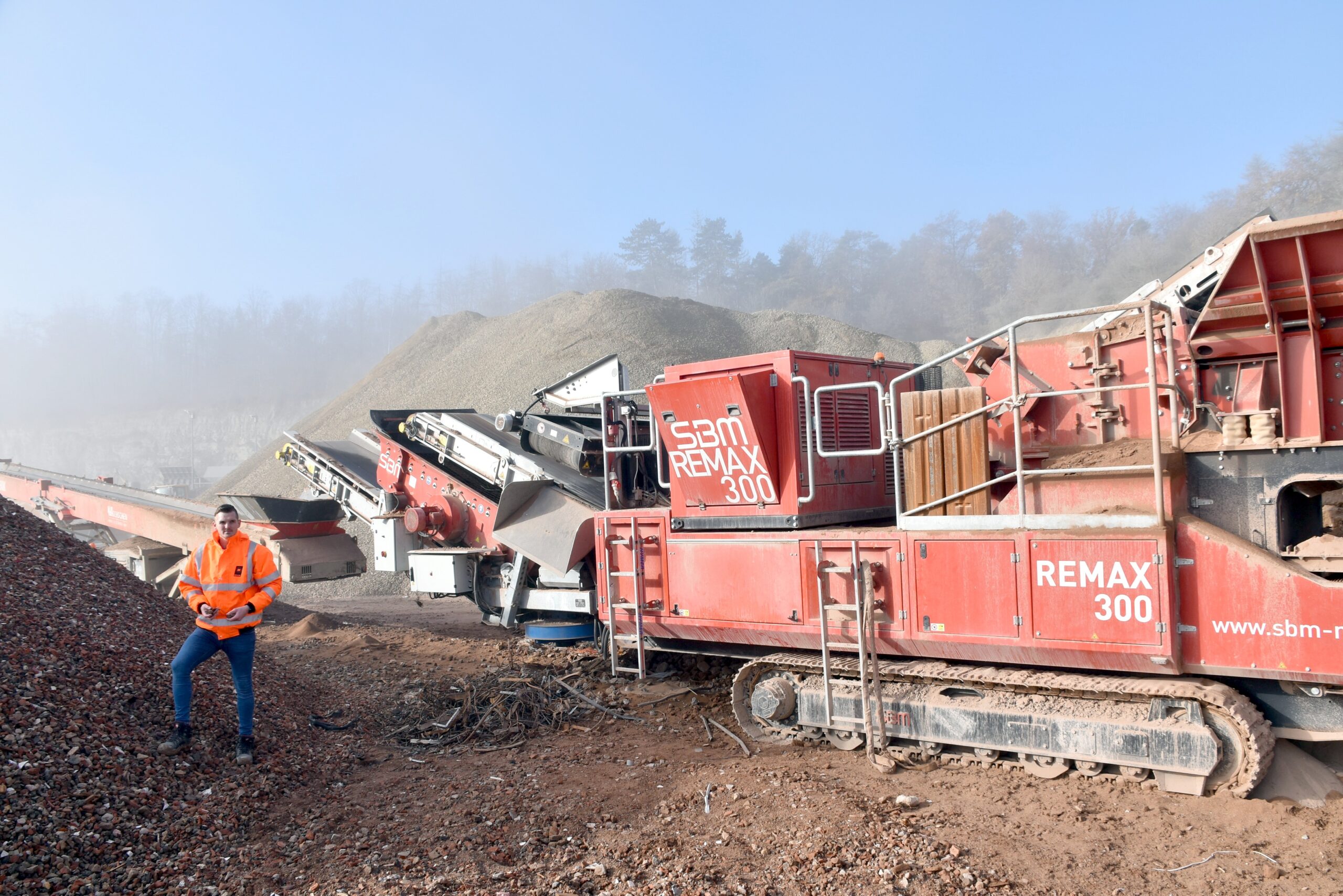 Der kompakte Prallbrecher arbeitet bei Bock am Standort Hünfeld-Roßbach auf engen Raum und sorgt für beste Endprodukte, worauf Steinbruchleiter Julian Busold dauerhaft vertraut. Bild: Moerschen
