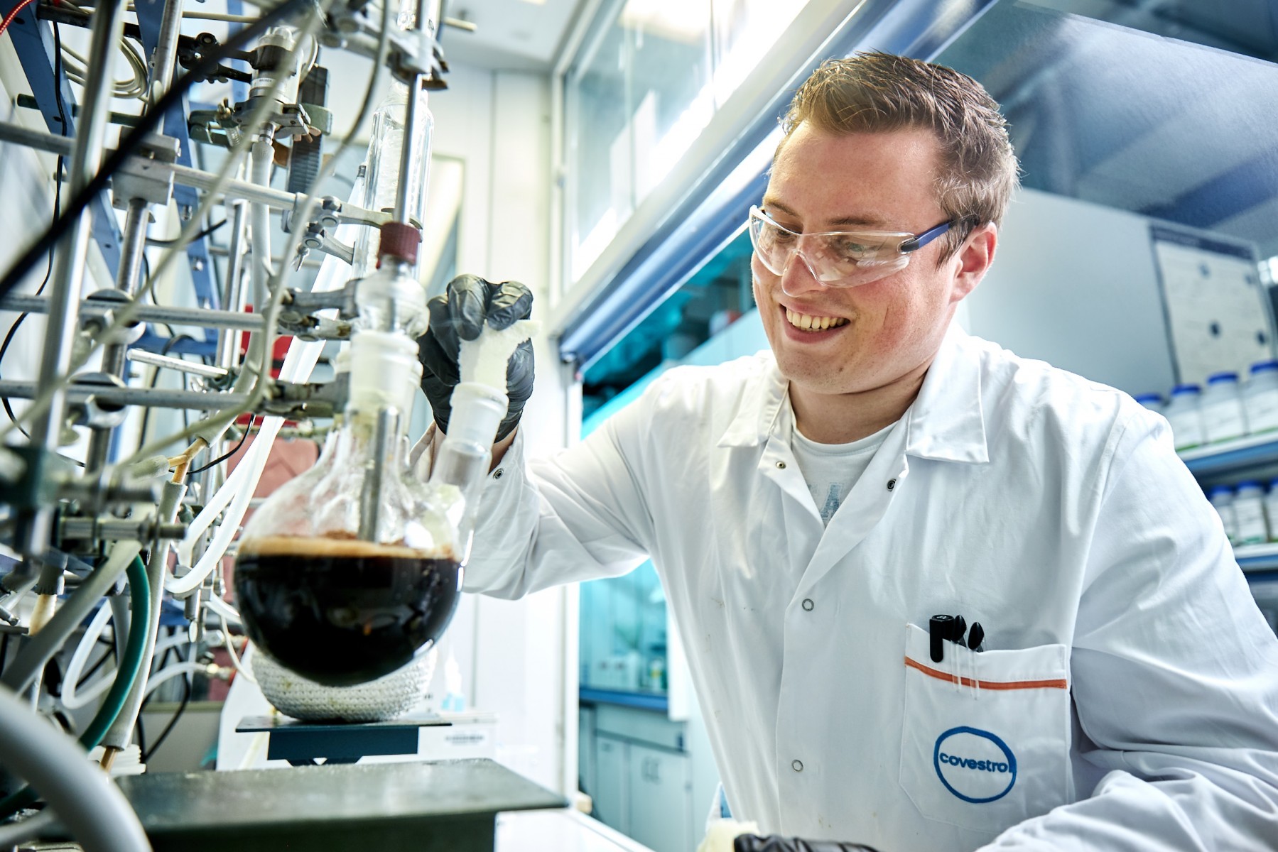 Covestro-Forscher Sebastian Scherf bei einem Laborversuch zum chemischen Recycling von Polyurethan-Matratzenschaum. (Quelle: Covestro)