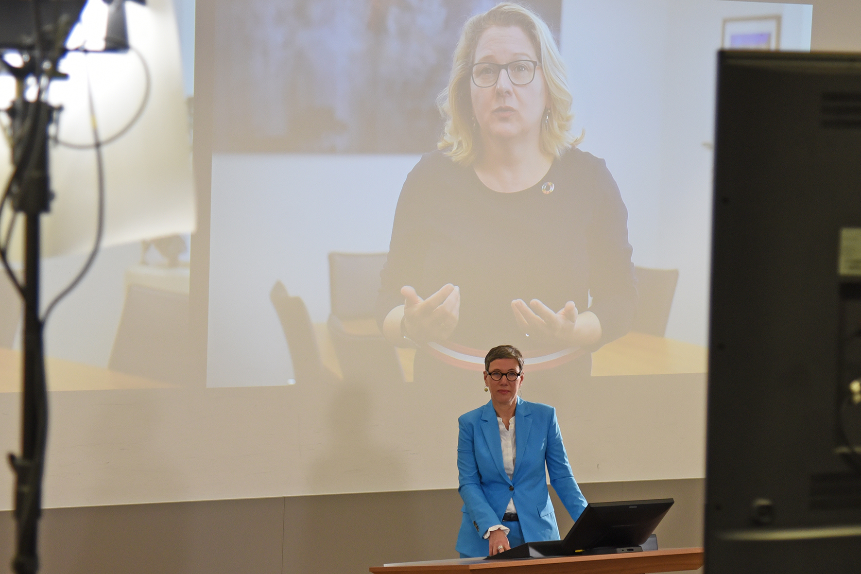 Prof. Dr.-Ing. Sabine Flamme, Vorstandssprecherin des IWARU, begrüßte die virtuell anwesenden Teilnehmer*innen der Kreislaufwirtschaftstage Münster, für die auch in diesem Jahr Bundesumweltministerin Svenja Schulze die Schirmherrschaft übernommen hat. (Foto: FH Münster/Stefanie Gosejohann)
