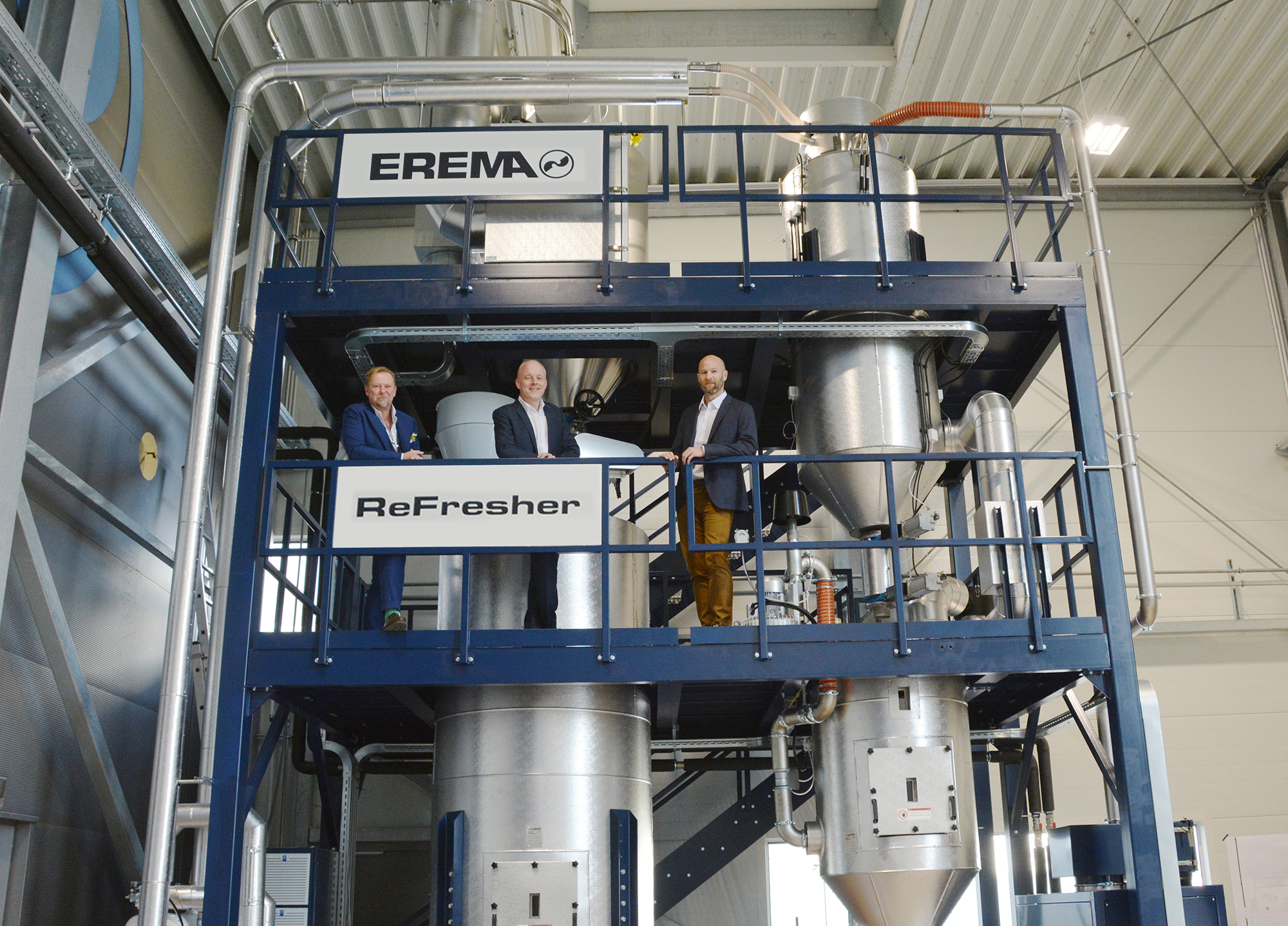 Im Erema-Kundenzentrum können ab April auch Testläufe mit einer Extrusions-ReFresher-Kombination in Industrieausführung durchgeführt werden. Michael Heitzinger, Clemens Kitzberger und Thomas Hofstätter hoffen, dass bald auch wieder mehr Kundenbesuche möglich sein werden. Foto: Erema
