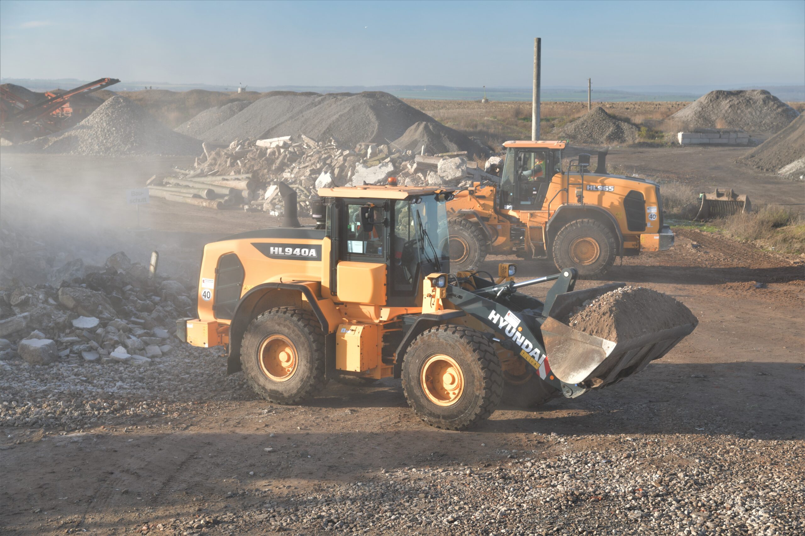 Die zwei Hyundai-Radlader HL965 und HL940A bei USUM Recycling in Steigra beim Sortieren und Verladen von Recyclingmaterial. Bild: Hyundai Construction Equipment Europe