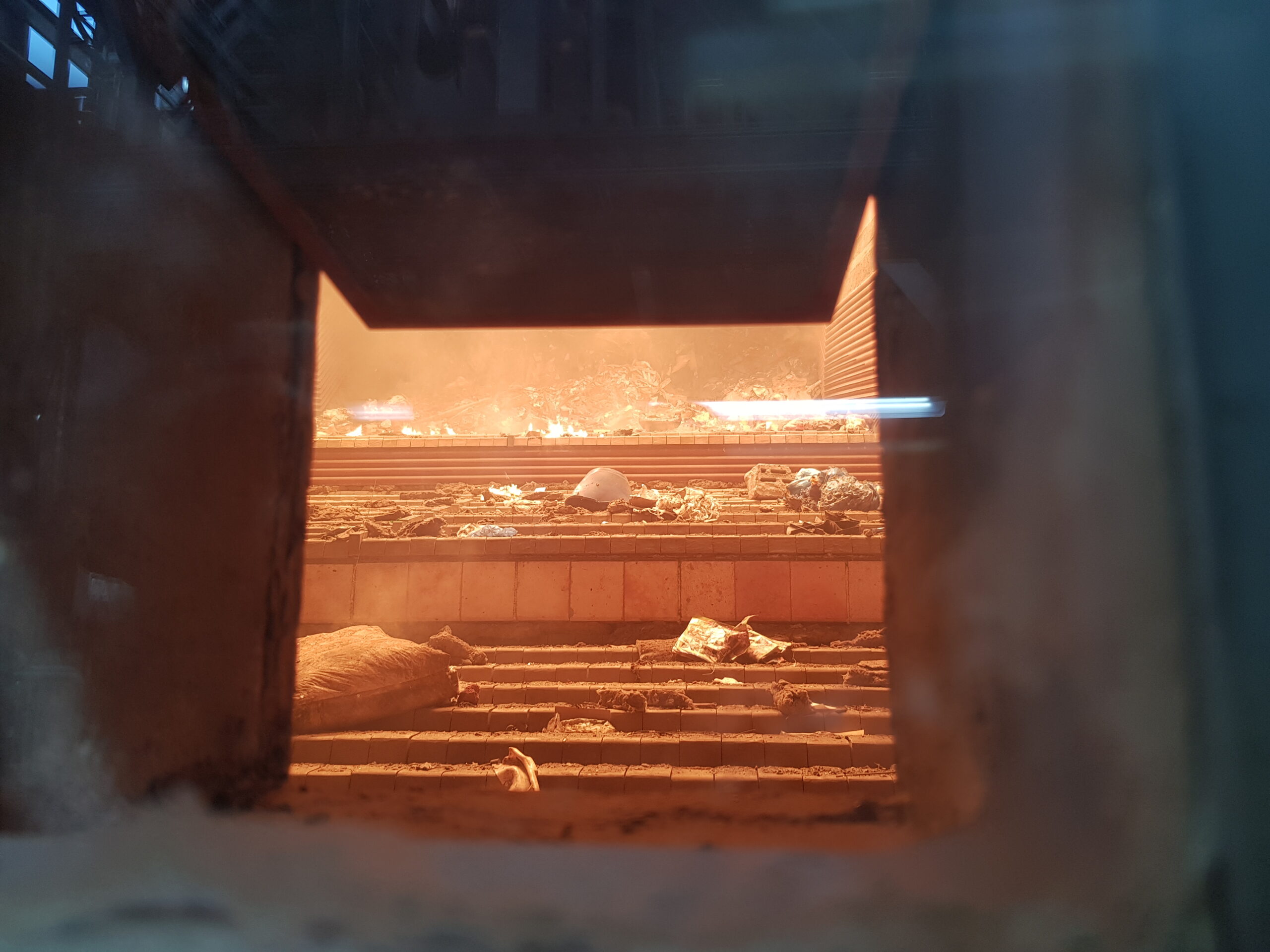 Am 19. April um exakt 18.18 Uhr war es soweit: Erstmals brannte Abfall auf dem Rost der neuen 2. Linie von EEW Premnitz. Bild: EEW Energy from Waste