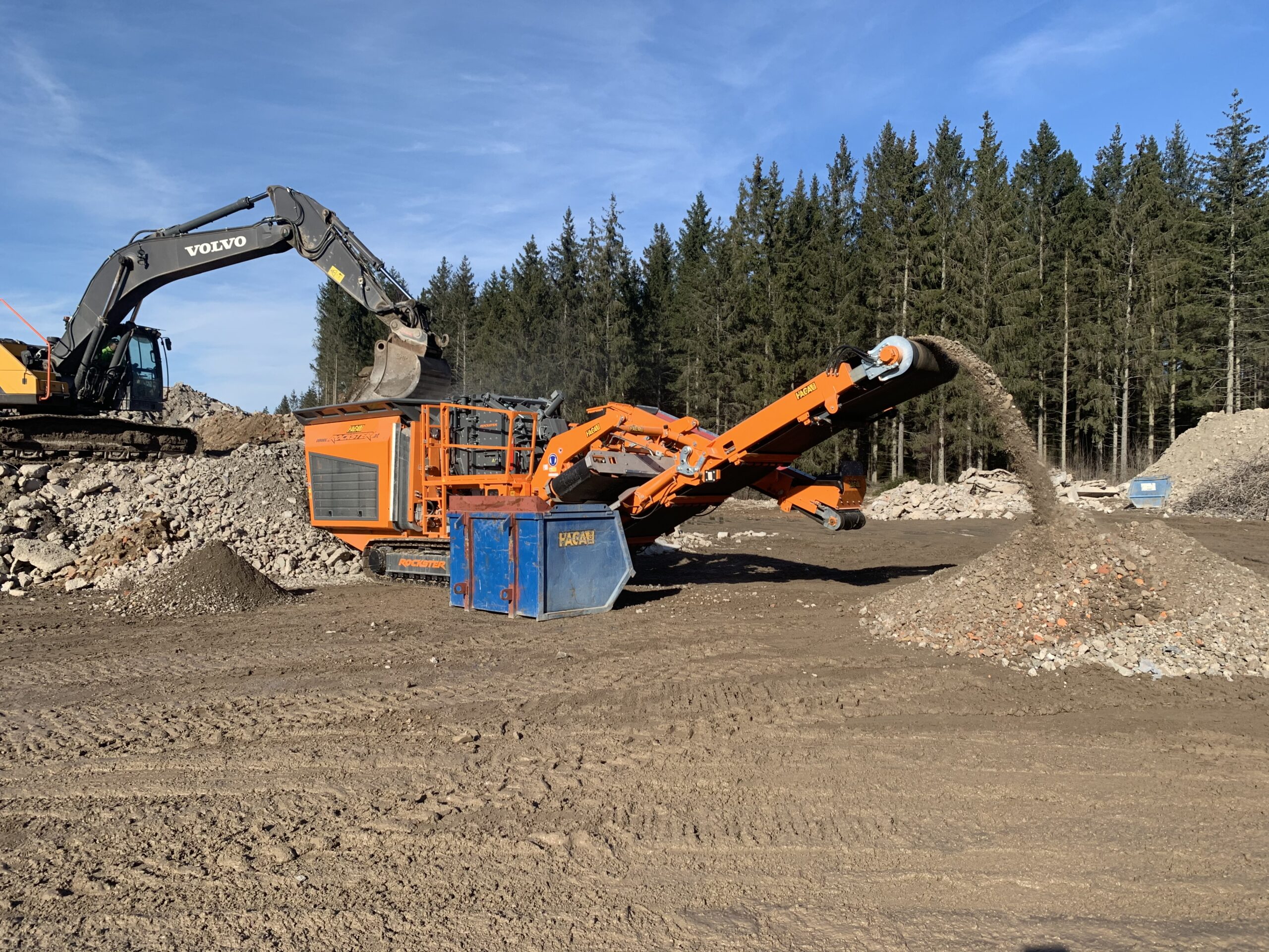 Der Rockster R1000S bricht schwer armierten Bauschutt auf 0-80mm in Norrköping, Schweden.
Bild: Rockster