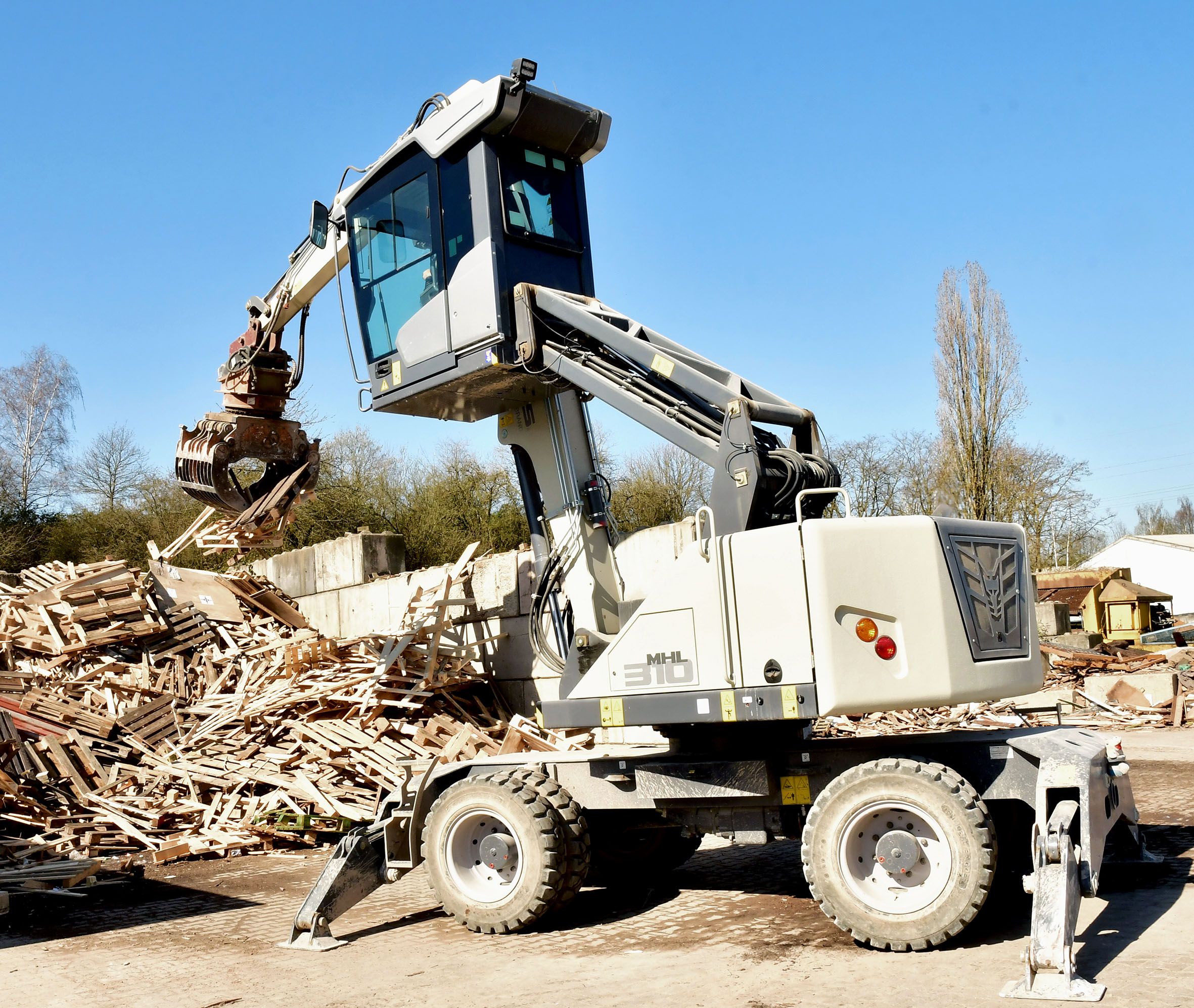 Der Umschlagbagger Fuchs MHL310F von Kiesel sorgt für Ordnung im Holz-Bunker des Entsorgungsspezialisten Zimmermanns in Mönchengladbach. Bild: Dieter Göllner
