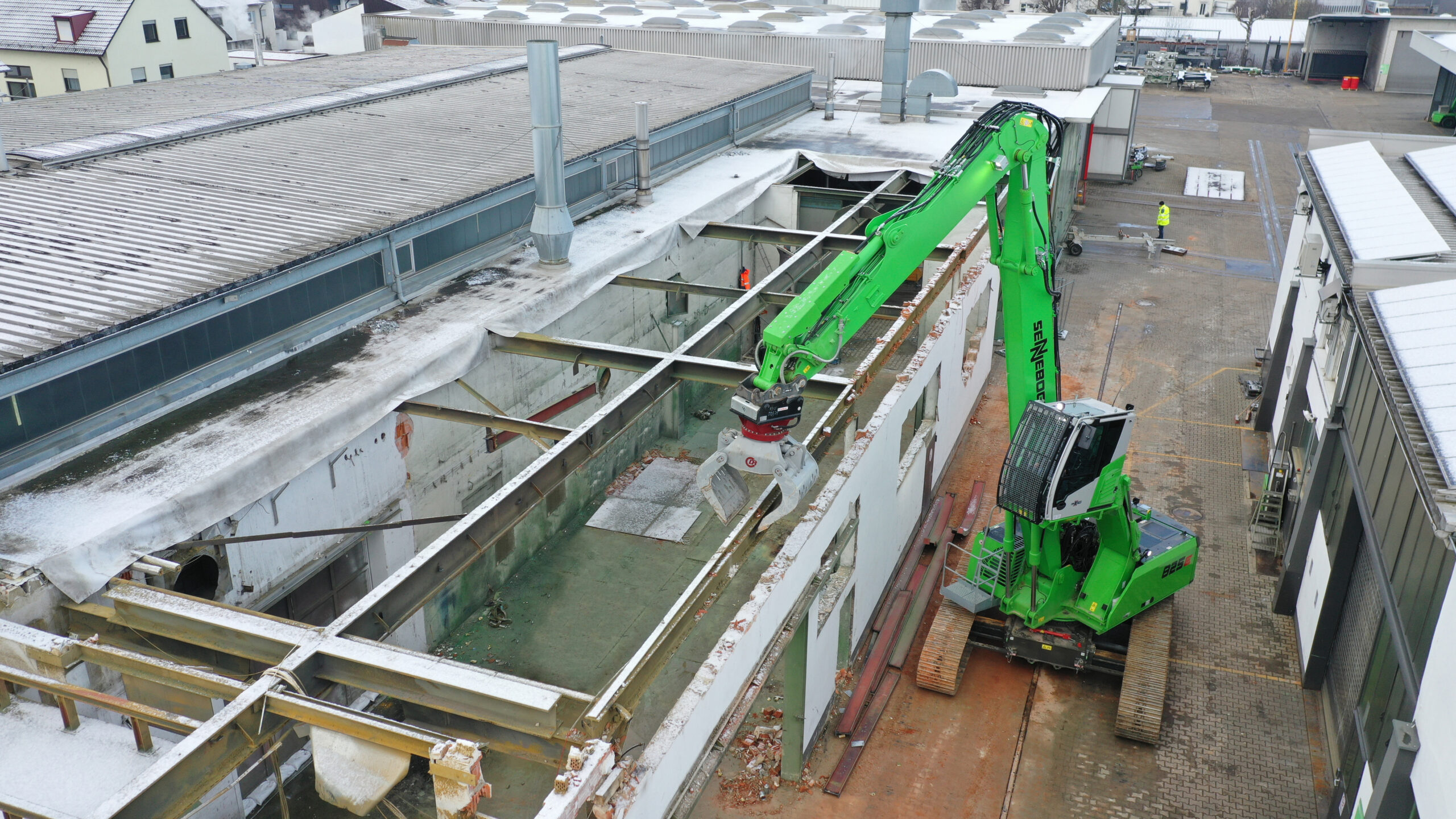 Mit der um 30° neigbaren und hochfahrbaren Kabine des Abbruchbaggers SENNEBOGEN 825 E-Serie hat der Fahrer die perfekte Sicht auf seinen Arbeitsbereich. Bild: Sennebogen