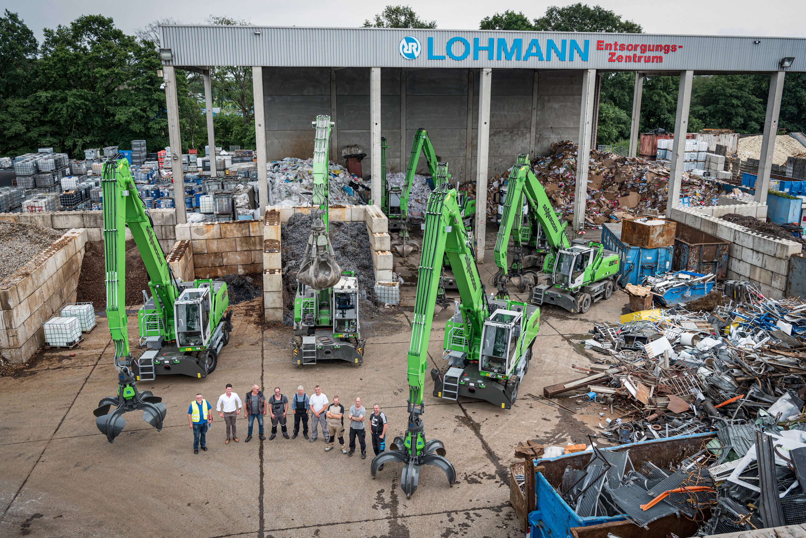 Insgesamt neun Umschlagbagger für den Materialumschlag: Das Team von Lohmann Entsorgung kümmert sich um das Recycling von Industrieabfällen, Elektronikschrott und Müll aus Privathaushalten. Mit dem grünen Fuhrpark gelingt dies schnell und umweltschonend. Bild: Sennebogen