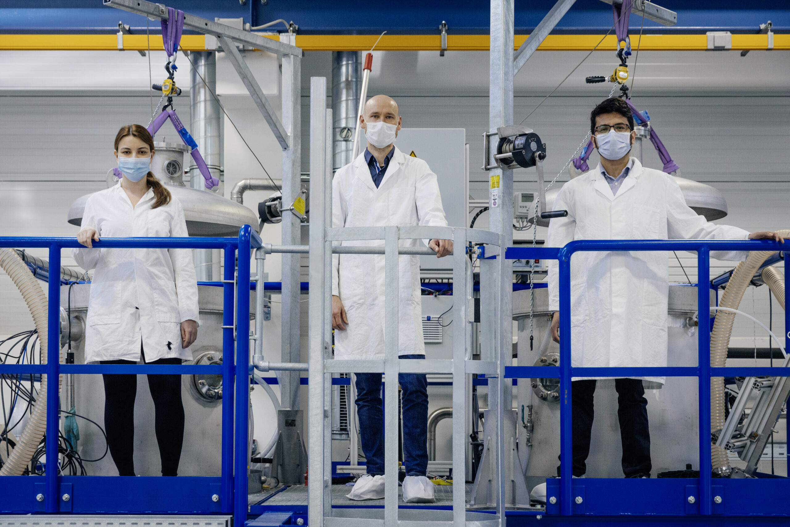 Team des Hemlholtz Innovation Labs CLEWATEC mit Susann Riedel, Dr. Sebastian Reinecke und Mario Alejandro Parra Ramirez (v. l.). Die Forscher*innen stehen auf dem Gerüst einer Versuchsanlage am Institut für Fluiddynamik des HZDR, mit der sie innovative Ansätze zur Wasseraufbereitung erproben.
Bild: Oliver Killig