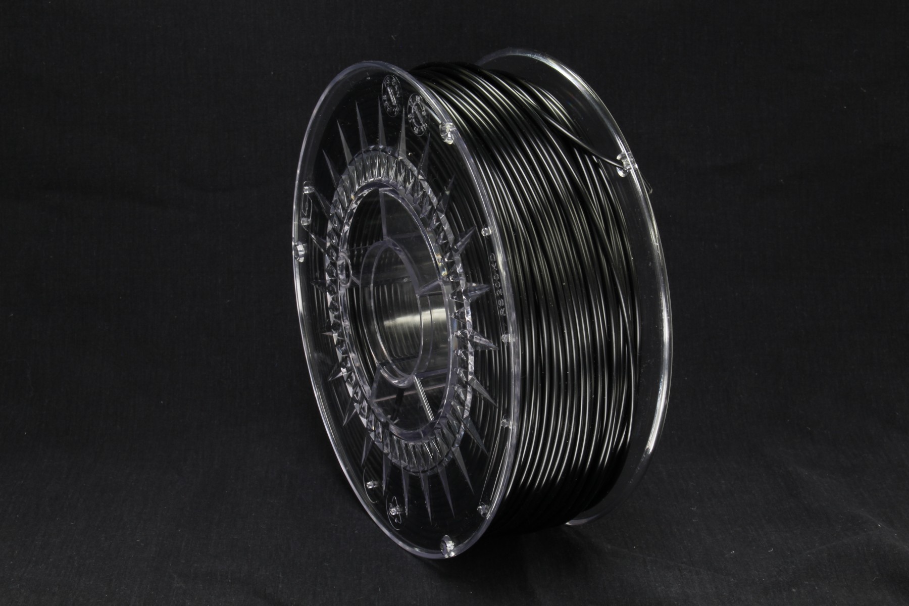 Das Polycarbonat-Filament Polymaker PC-r für den 3D-Druck wird aus einem Kunststoff-Rezyklat von Covestro hergestellt, das aus gebrauchten Wasserflaschen des chinesischen Wasserflaschenherstellers Nongfu Spring produziert wird. Bild: Covestro