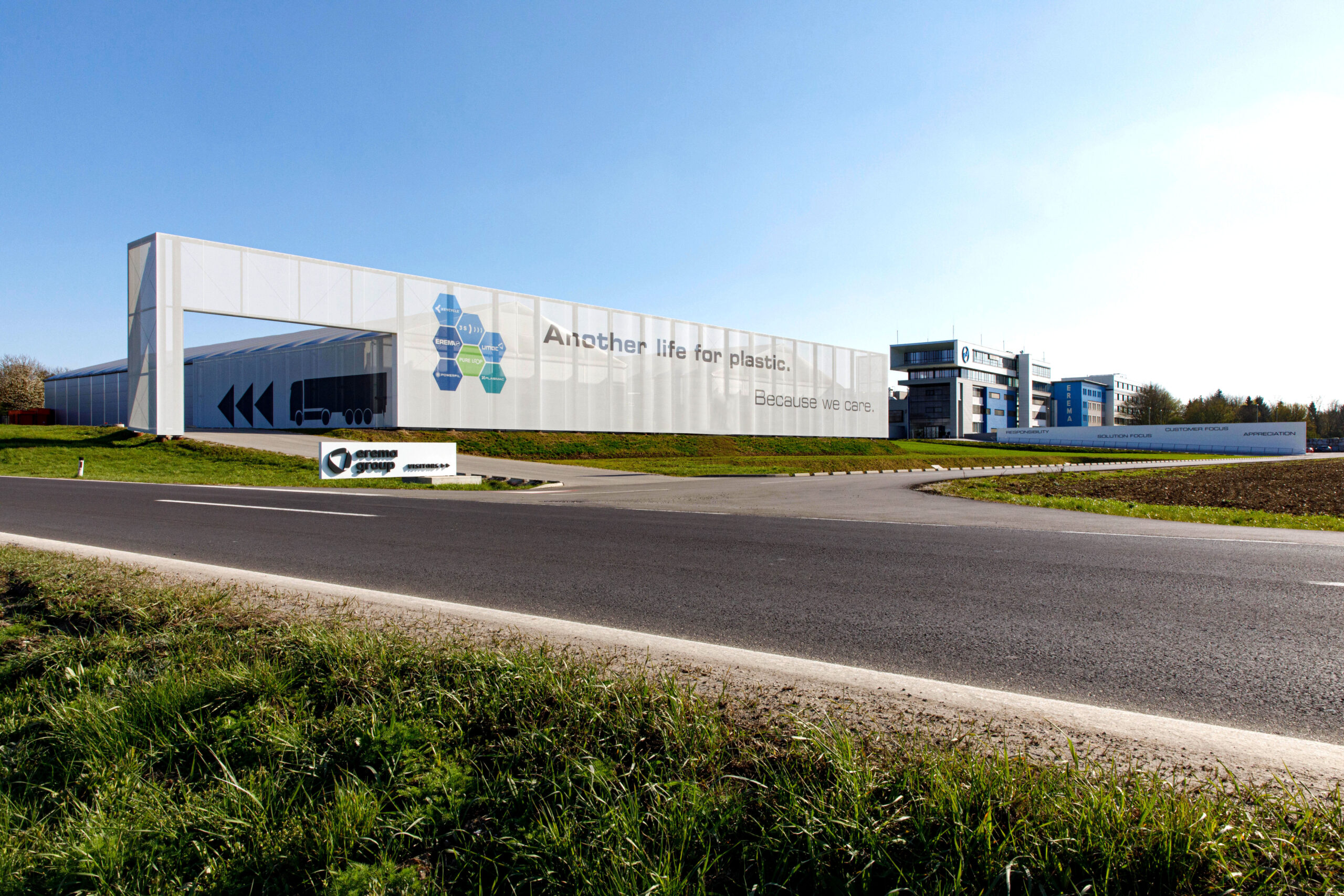 In der Unternehmenszentrale in Ansfelden, Österreich, wurden u.a. Produktionsflächen verdoppelt und das Versuchszentrum für Kunden erweitert. Bild: Erema/Wakolbinger