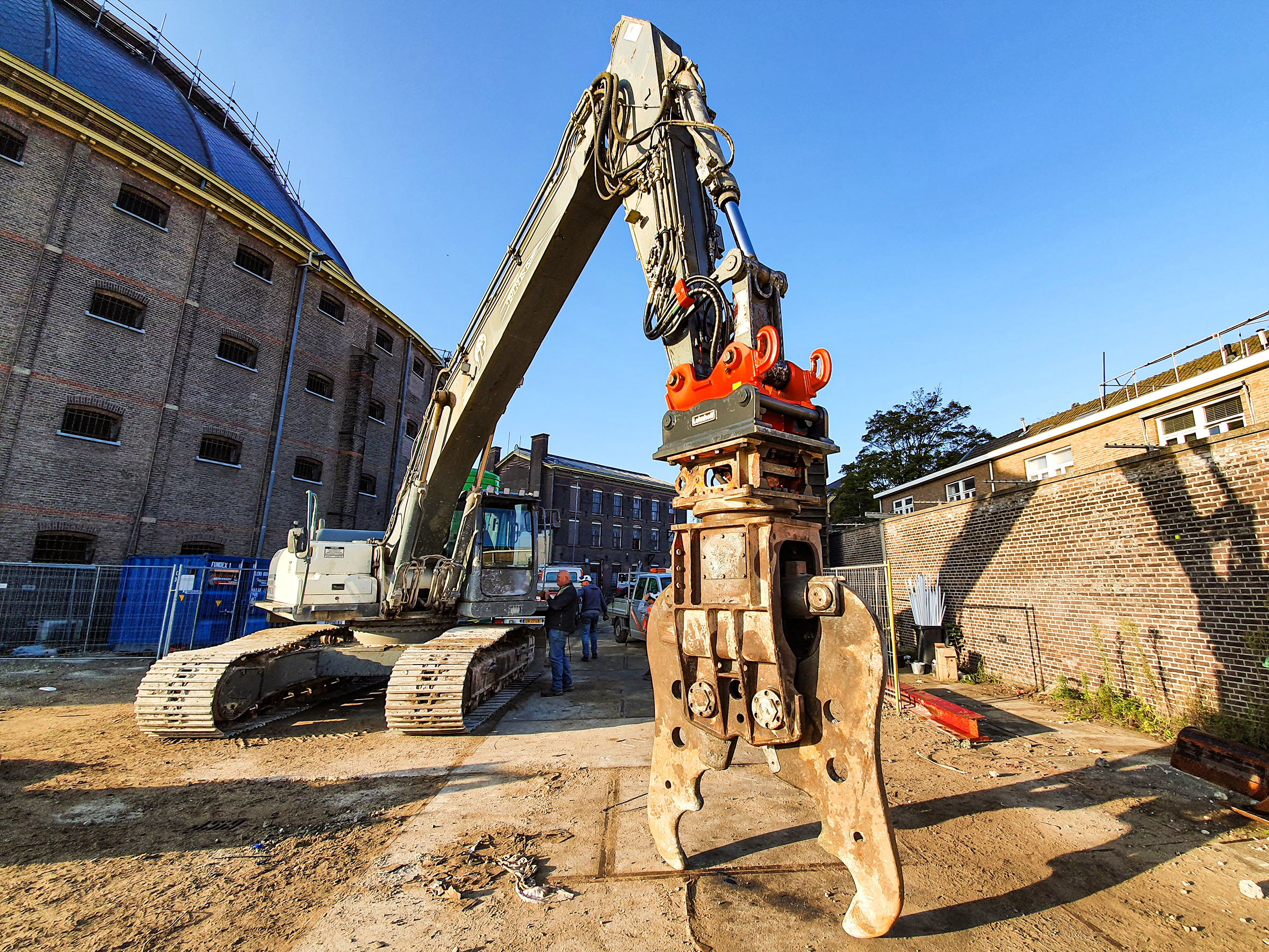 Symmetrischer Schnellwechsler SQ 80 von Lehnhoff beim harten Einsatz mit der (Beton-)Schere. Bild: Lehnhoff