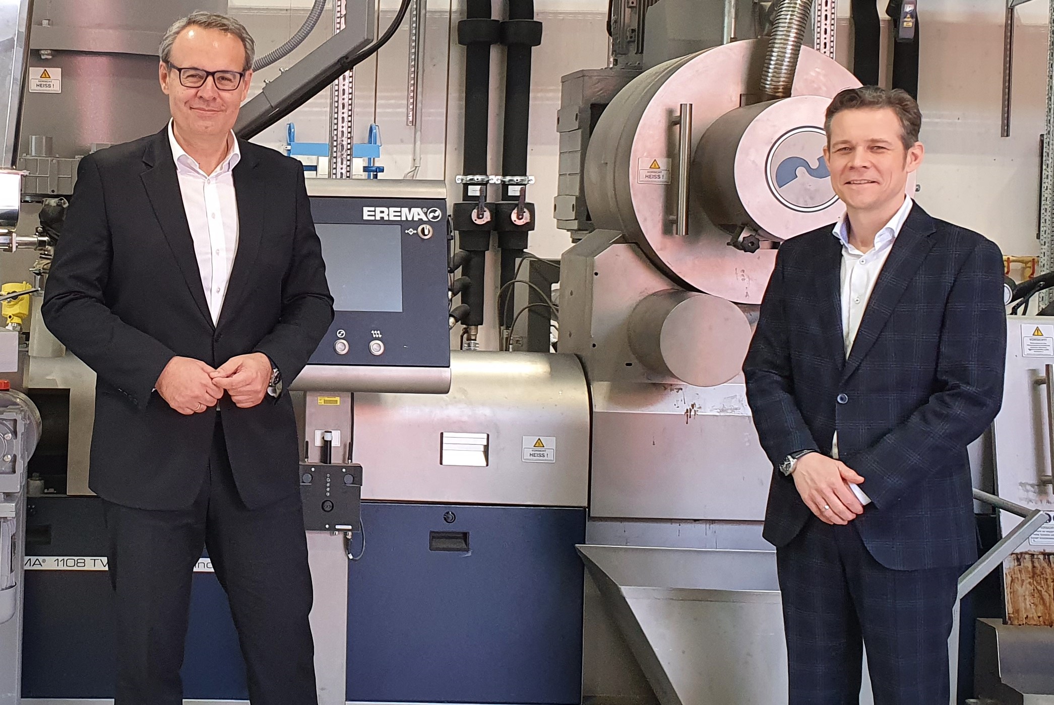 Unternehmenskooperationen als Schlüssel zum Erfolg 
Bis zum Jahr 2030 sollen 55 Prozent der EU-weiten Kunststoffverpackungsabfälle recycelt werden.
Darüber hinaus wird eine Zukunft ohne Kunststoffabfälle angesteuert. Das österreichische Forschungsunternehmen Chase widmet sich am Standort Linz diesen Herausforderungen und erarbeitet neue Methoden und Technologien, um die Industrie und ihre Unternehmen auf dem Weg zu einer effizienten und nachhaltigen Produktion zu unterstützen. 
Die Kunststoffindustrie muss sich gegenwärtig zwei großen Herausforderungen stellen: Der Digitalisierung der bestehenden Produktionsanlagen und der Realisierung von praxistauglichen Lösungen für die Kreislaufwirtschaft. Das erfordert grundlegende und angewandte Forschungsarbeiten in der gesamtheitlichen Betrachtung. Das Forscherteam von Chase erarbeitet dazu neue Methoden und Technologien, um den steigenden Anforderungen an die Eigenschaften der Kunststoffprodukte gerecht zu werden. 
Die Umsetzung erfolgt mit führenden Betrieben aus der Kunststoff- und Recycling-Branche – darunter Erema Engineering Recycling Maschinen und Anlagen Ges.m.b.H. „Wir sind überzeugt, dass die Digitalisierung im Kunststoffrecycling ein wichtiger Schrittmacher am Weg zur Circular Economy und damit auch zu einem nachhaltigen Umgang mit Kunststoffabfällen ist. Deshalb sind wir – seit Chase ins Leben gerufen wurde – als Partner mit an Bord,“ begründet Sophie Pachner, Process Engineer, ihr Engagement für Erema in diesem Kompetenzzentrum. 
Konkret engagiert sich Erema in den Forschungsgebieten „Process Digitalization“ und „Circular Process Streams“. Bei Erstgenanntem geht es darum, durch die Entwicklung digitaler Zwillinge der eingesetzten Maschinen deren Prozesse besser analysieren, steuern und optimieren zu können, sodass letztendlich auch eine höhere Prozess- und Produktqualität erreicht wird. Im zweiten Gebiet befasst sich Erema gemeinsam mit anderen Projektpartnern damit, wie durch datenbasiertes Wissensmanagement der Recyclingprozess verbessert werden kann. 
Erema ist weltweit führender Hersteller von Kunststoffrecycling-Maschinen und das im oberösterreichischen Ansfelden ansässige Unternehmen steht für eine Kunststoffindustrie mit Ressourcenverantwortung. „Schon die Gründer von Erema haben Kunststoff neu gedacht und vor fast 40 Jahren, in einer Zeit, als Kunststoffrecycling noch kein Thema war, genau darauf gesetzt. Dieser Weitblick und diese Innovationskraft zeichnen uns weiterhin aus und wir erhoffen uns von der Forschungsarbeit bei Chase wichtige Impulse, um Circular Economy Projekte künftig noch schneller auf die Straße zu bringen“, so Markus Huber- Lindinger, Managing Director Erema.
„Die Kunststoffindustrie ist auf dem Weg in eine neue Ära und erlebt mit der Digitalisierung und dem Schließen von Kreisläufen einen grundlegenden Wandel. Dabei geht es nicht nur um verbesserte Produktionsprozesse, sondern auch um den gesamten Lebenszyklus der Produkte und um neue Geschäftsmodelle“, so der Geschäftsführer der Competence Center Chase GmbH, Patrick Pammer.
Die Competence Center Chase GmbH verfolgt gemeinsam mit ihren österreichischen sowie internationalen Partnerunternehmen das Ziel, nachhaltige Produktionsverfahren zu entwickeln, in denen Materialien hocheffizient eingesetzt und Produkte am Ende ihres Lebenszyklus als Rohstoffe wiederverwendet werden können. Mit dieser neuen Generation von Rezyklaten können Endprodukte in hoher Qualität und mit einem wesentlich breiteren Anwendungsspektrum innerhalb eines optimierten Verarbeitungsfensters hergestellt werden. Diese Entwicklung ist für die jeweiligen Unternehmensstandorte eine große Chance, eine starke Vorreiterrolle einzunehmen, wenn es darum geht, Kunststoffabfälle zu reduzieren bzw. wiederzuverwerten. 
BILD 1: Chase und Erema starten Kooperation. (v.l.n.r. Patrick Pammer/Geschäftsführer CHASE, DI Markus Huber- Lindinger/Geschäftsführer Erema) Bild: Chase