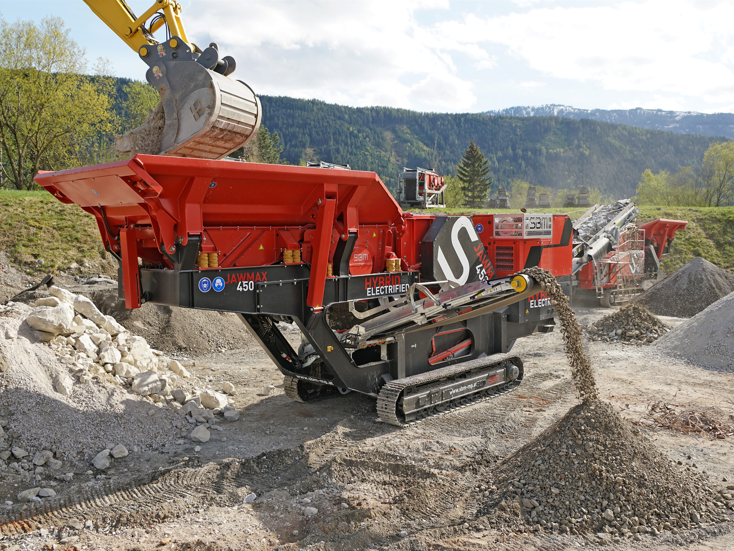 Der neue JAWMAX 450 in der Hartstein-Demo. Das hocheffiziente Zweideck-Kreisschwinger-Vorsieb separiert bereits bei der Aufgabe die Fraktion 0-25 mm und steigert damit die Gesamtleistung des Backenbrechers. Bild: SMB