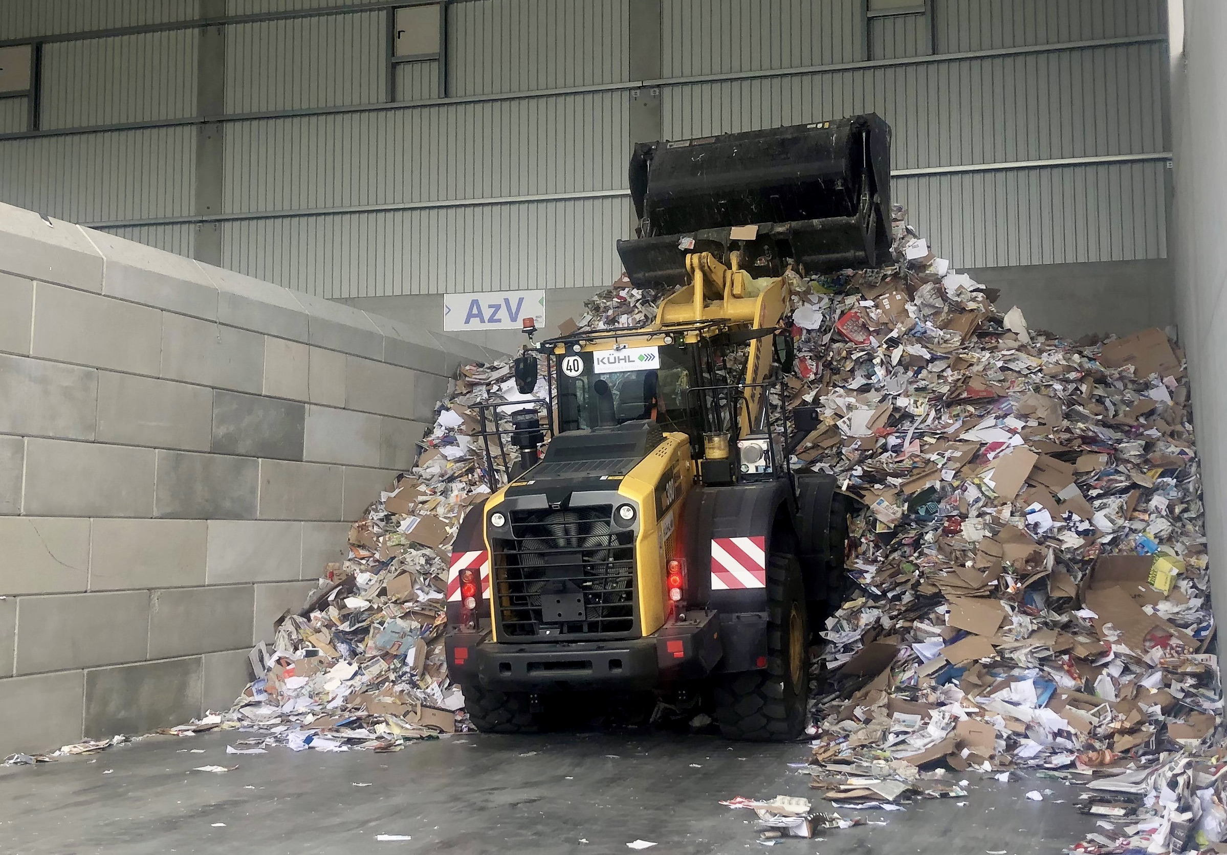 Der Komatsu WA380-8 ist zum Aufladen und Umladen von Recyclingmaterial bis zu neun Stunden täglich im Einsatz. Bild: Kuhn Baumaschinen