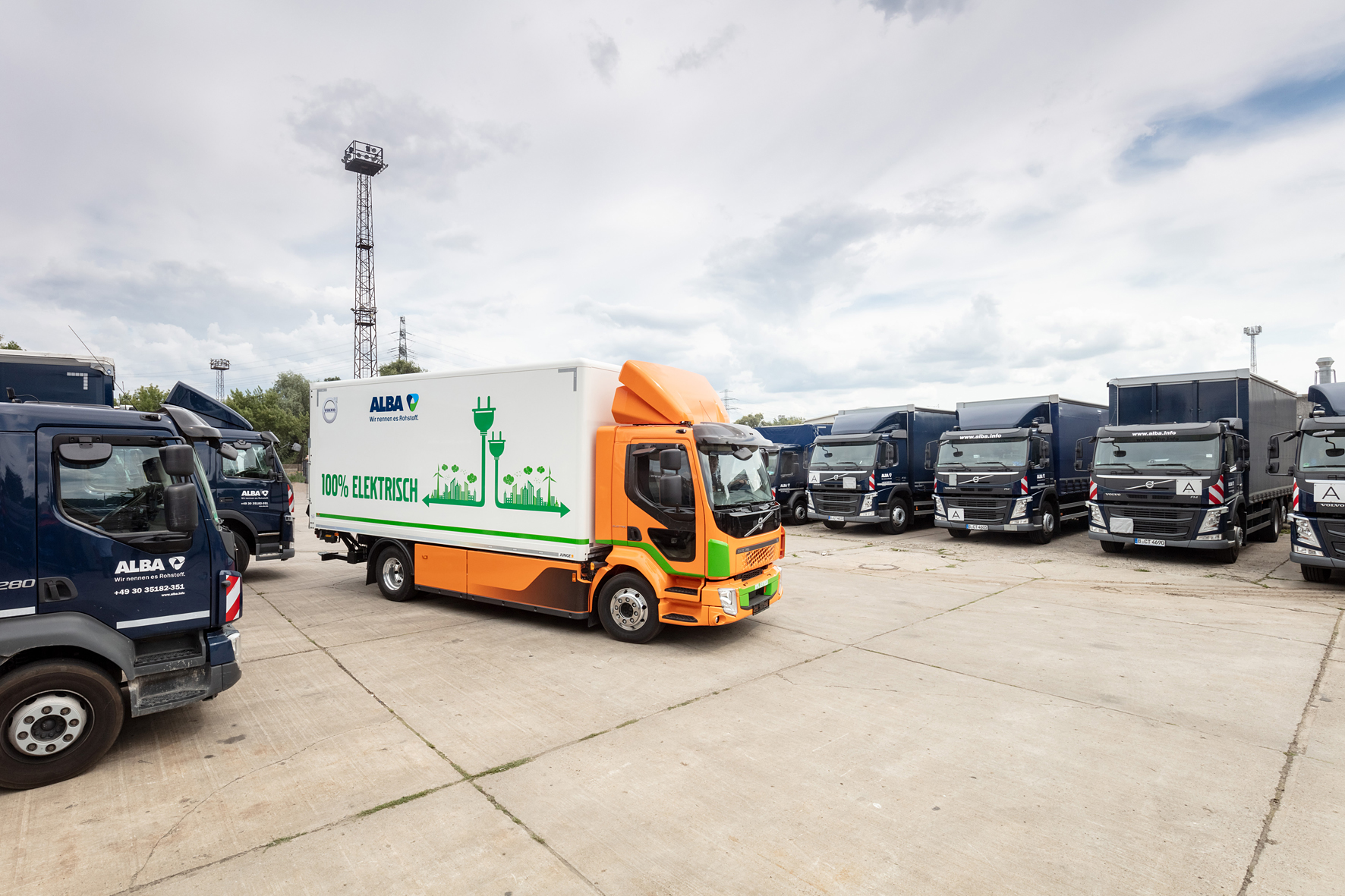 Das Demo-Fahrzeug von Volvo umgeben von der klassischen ALBA-Flotte. Bild: Alba Group/Amin Akhtar