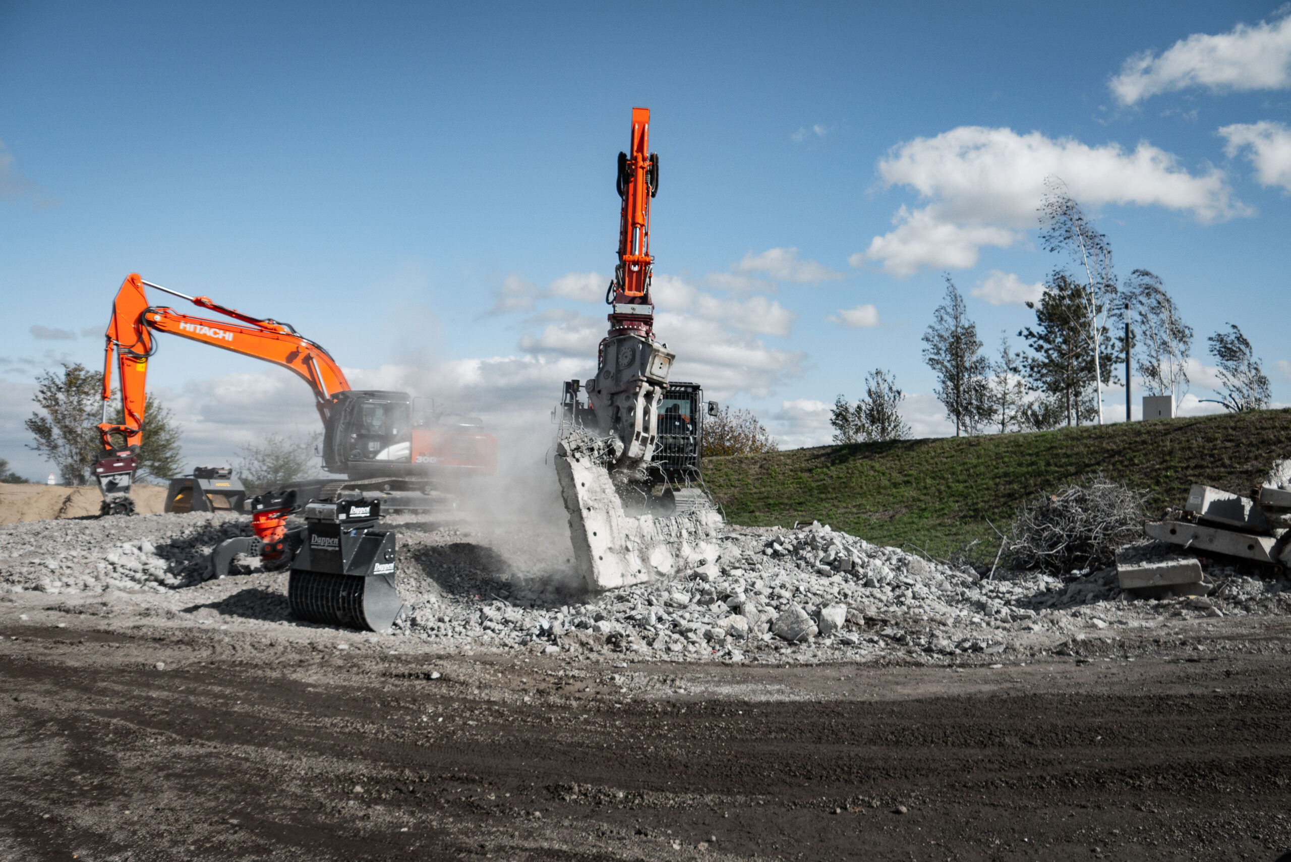 Fachbesucher erleben mineralische Aufbereitung mit den richtigen Anbaugeräten unter Anweisung. Bild: Coreum